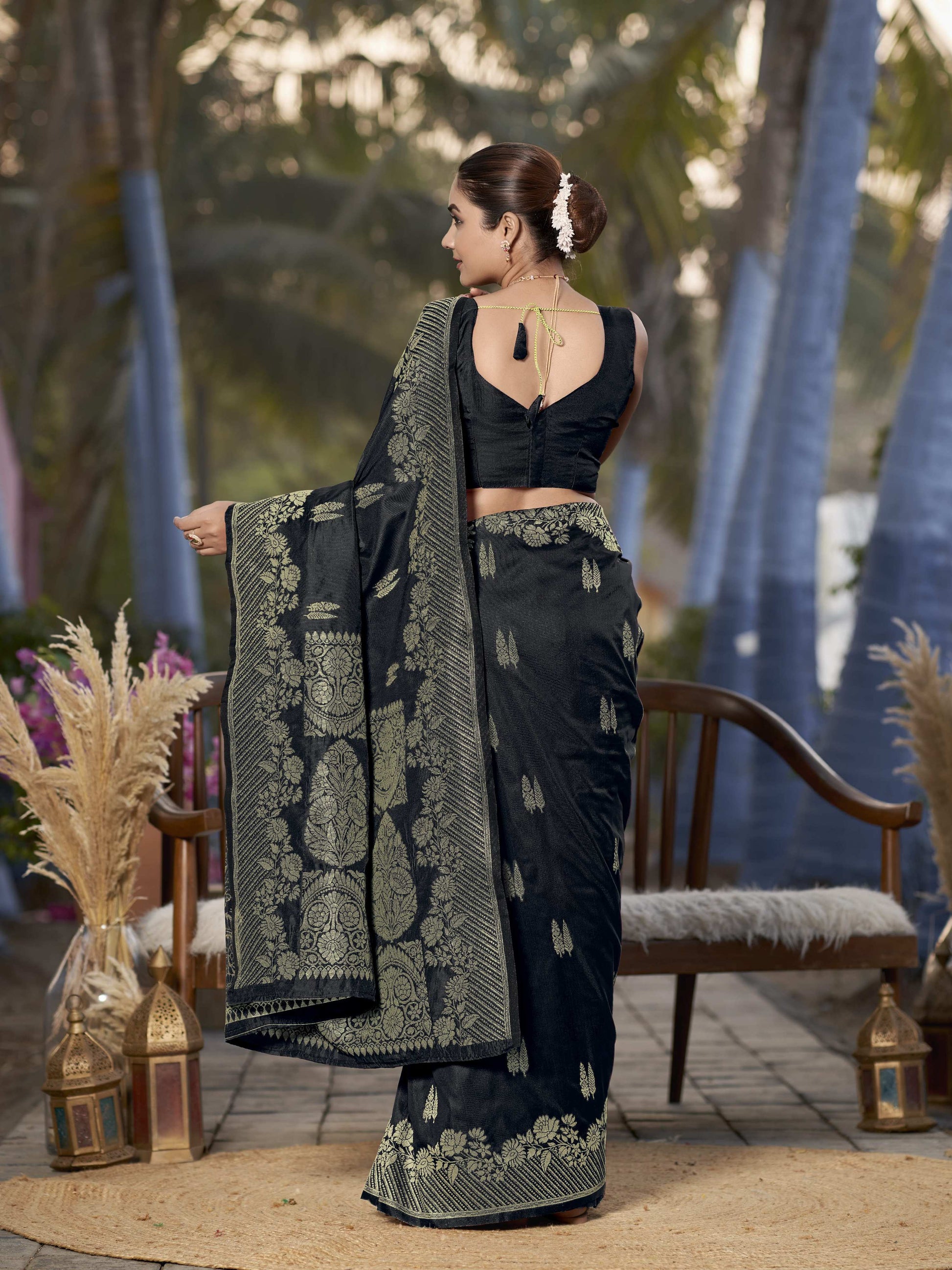 MANOHARI Banarasi Silk Blend Jacquard Work Saree - Black - Dista