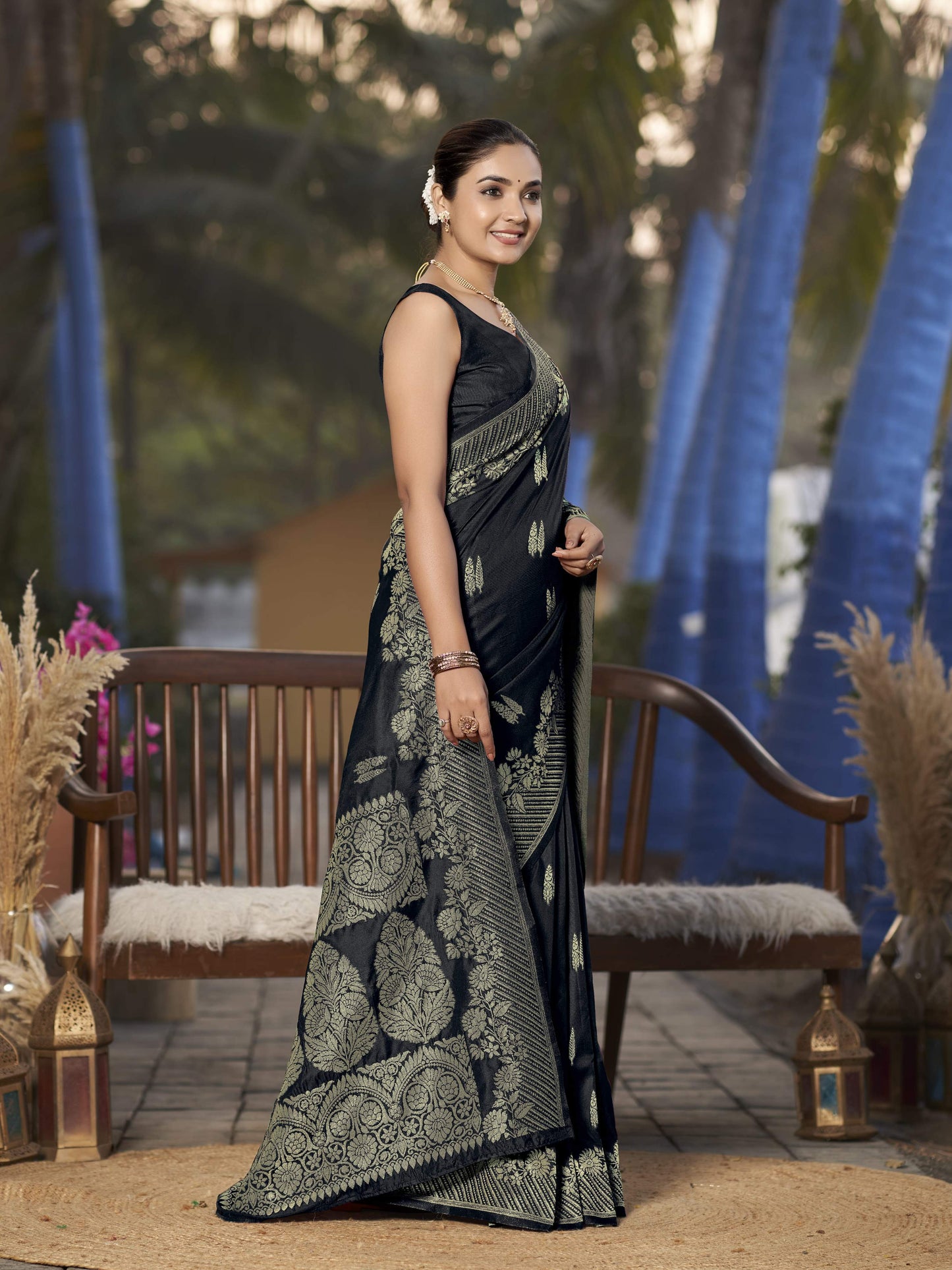 MANOHARI Banarasi Silk Blend Jacquard Work Saree - Black - Dista