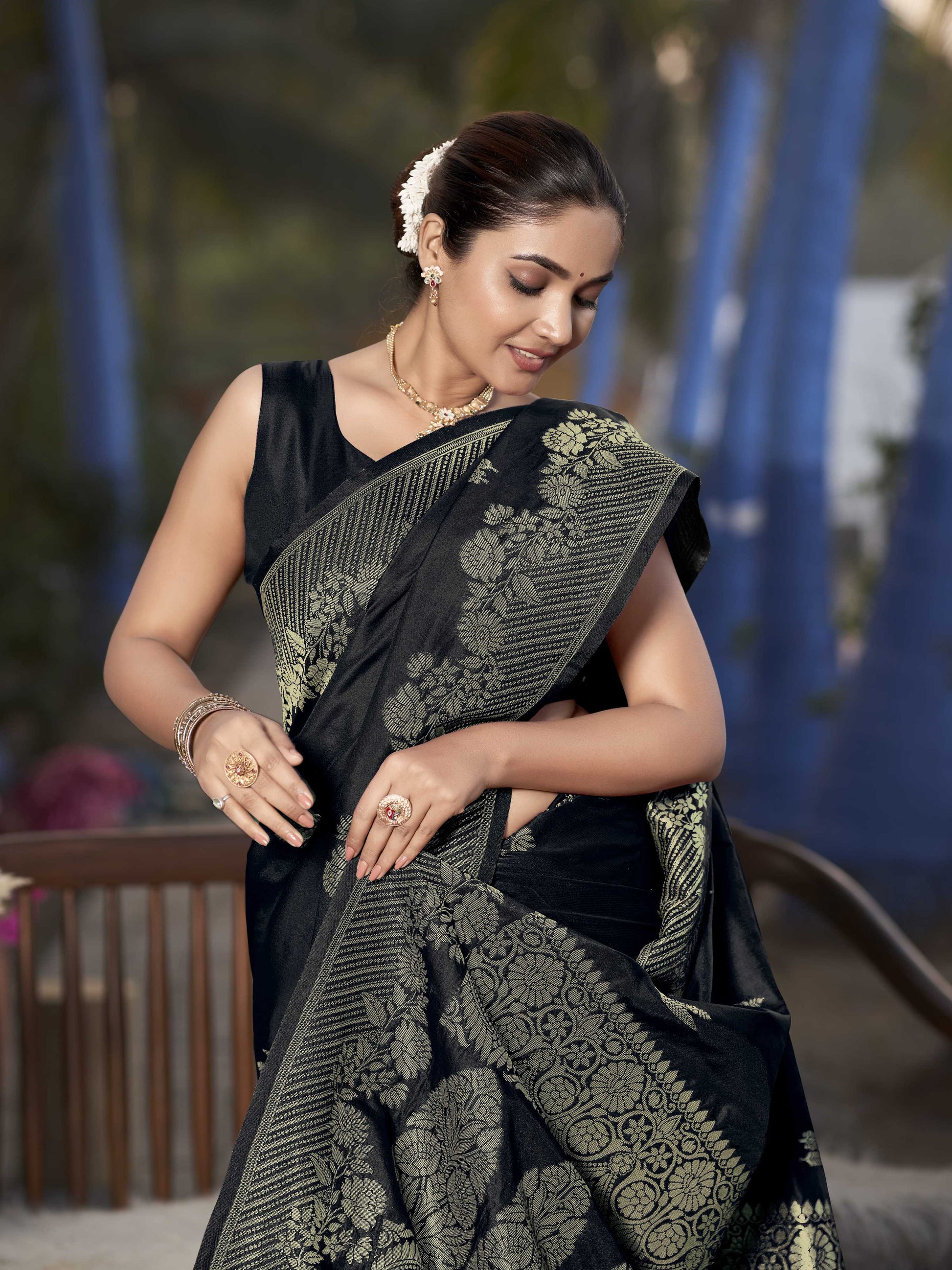 MANOHARI Banarasi Silk Blend Jacquard Work Saree - Black - Dista