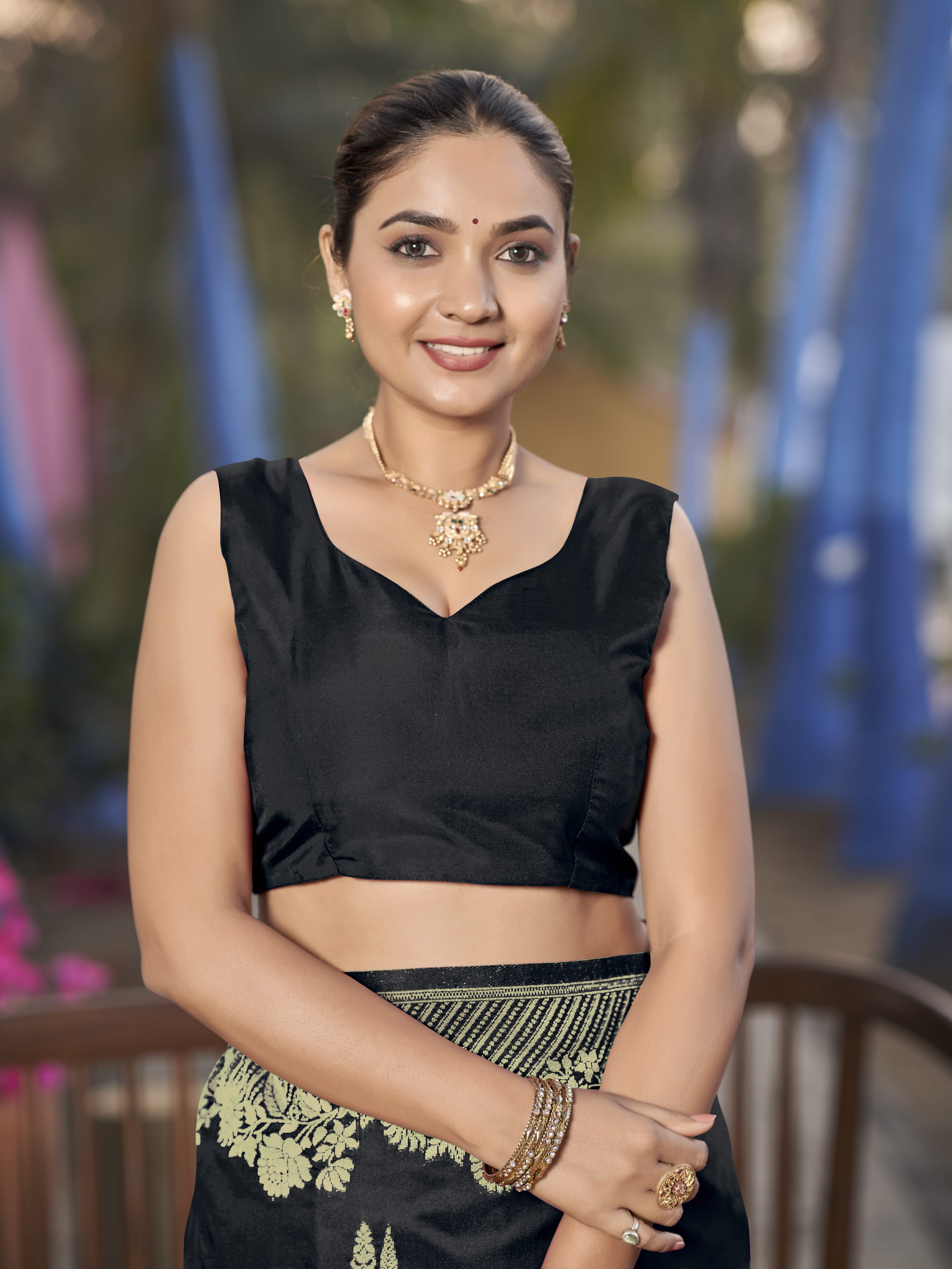 MANOHARI Banarasi Silk Blend Jacquard Work Saree - Black - Dista