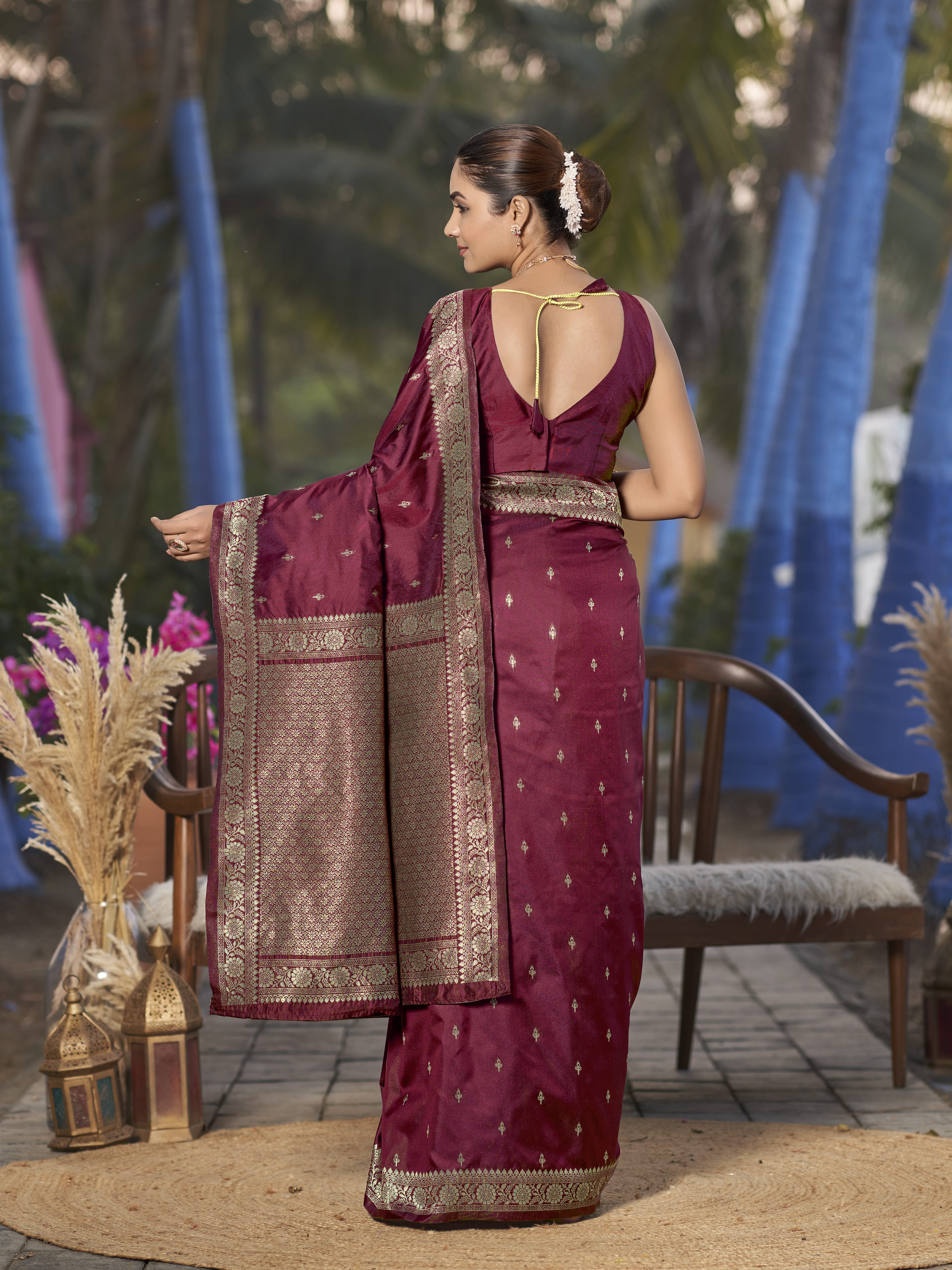 MANOHARI Banarasi Silk Blend Jacquard Work Saree - Red - Dista