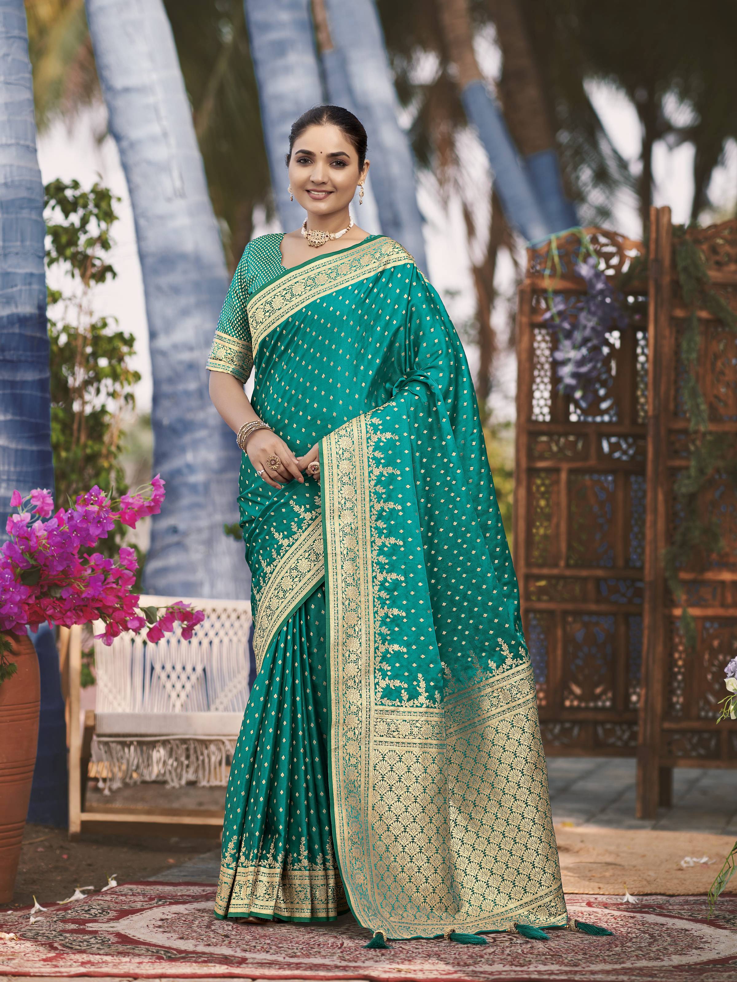 MANOHARI Banarasi Silk Blend Jacquard Work Saree - Green - Dista