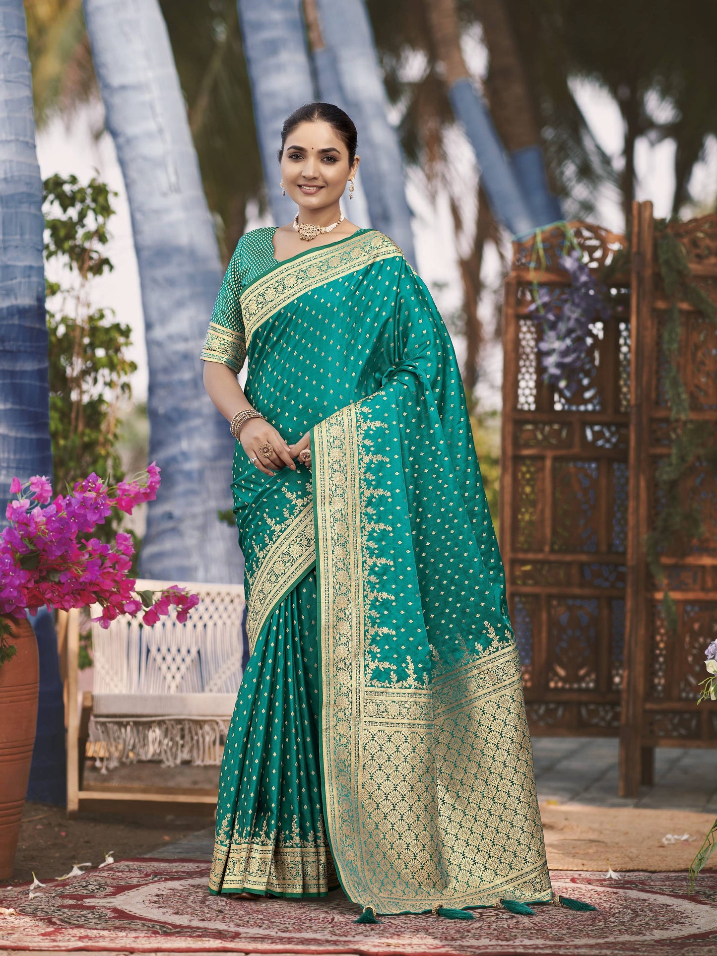 MANOHARI Banarasi Silk Blend Jacquard Work Saree - Green - Dista