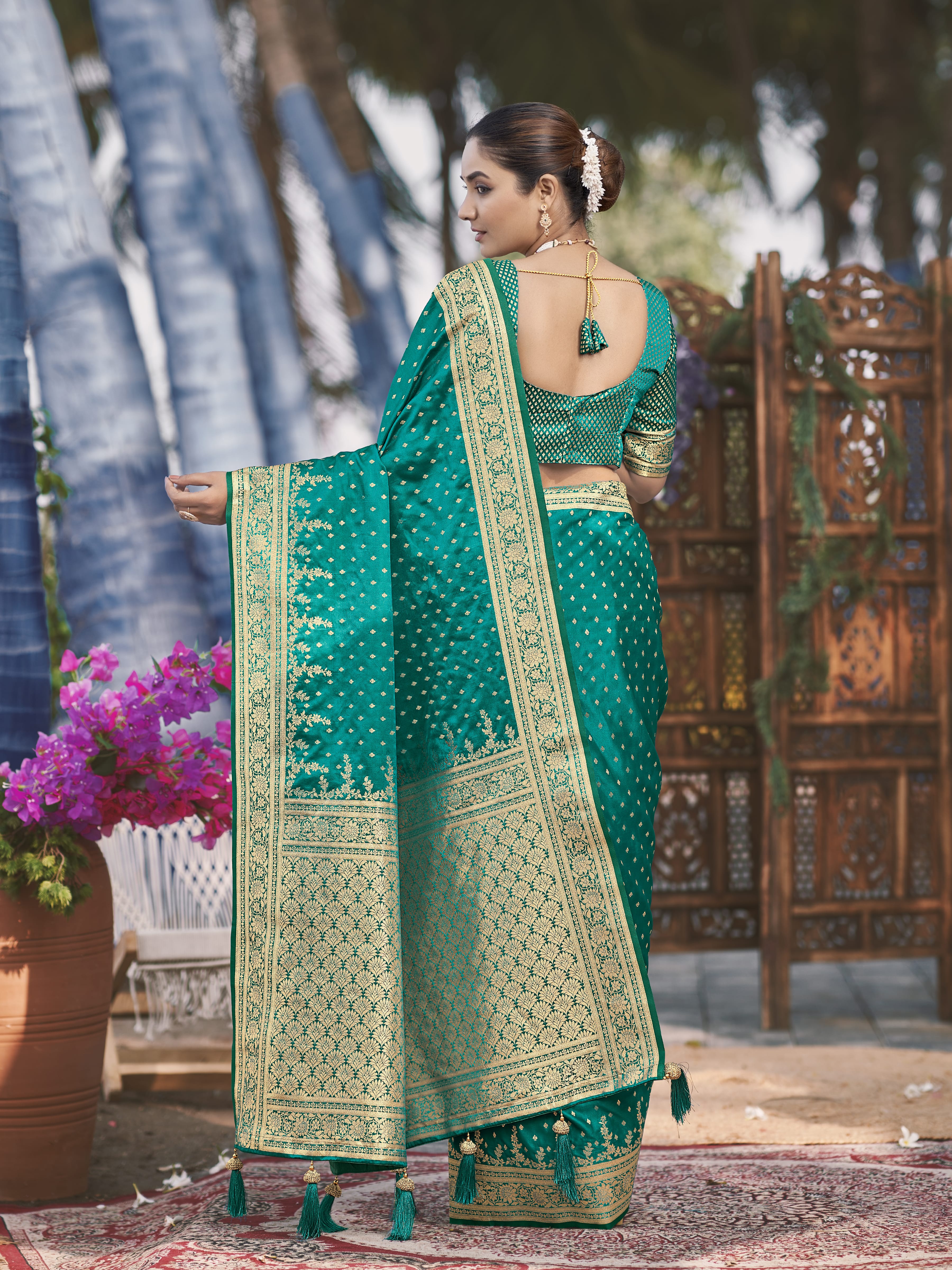MANOHARI Banarasi Silk Blend Jacquard Work Saree - Green - Dista