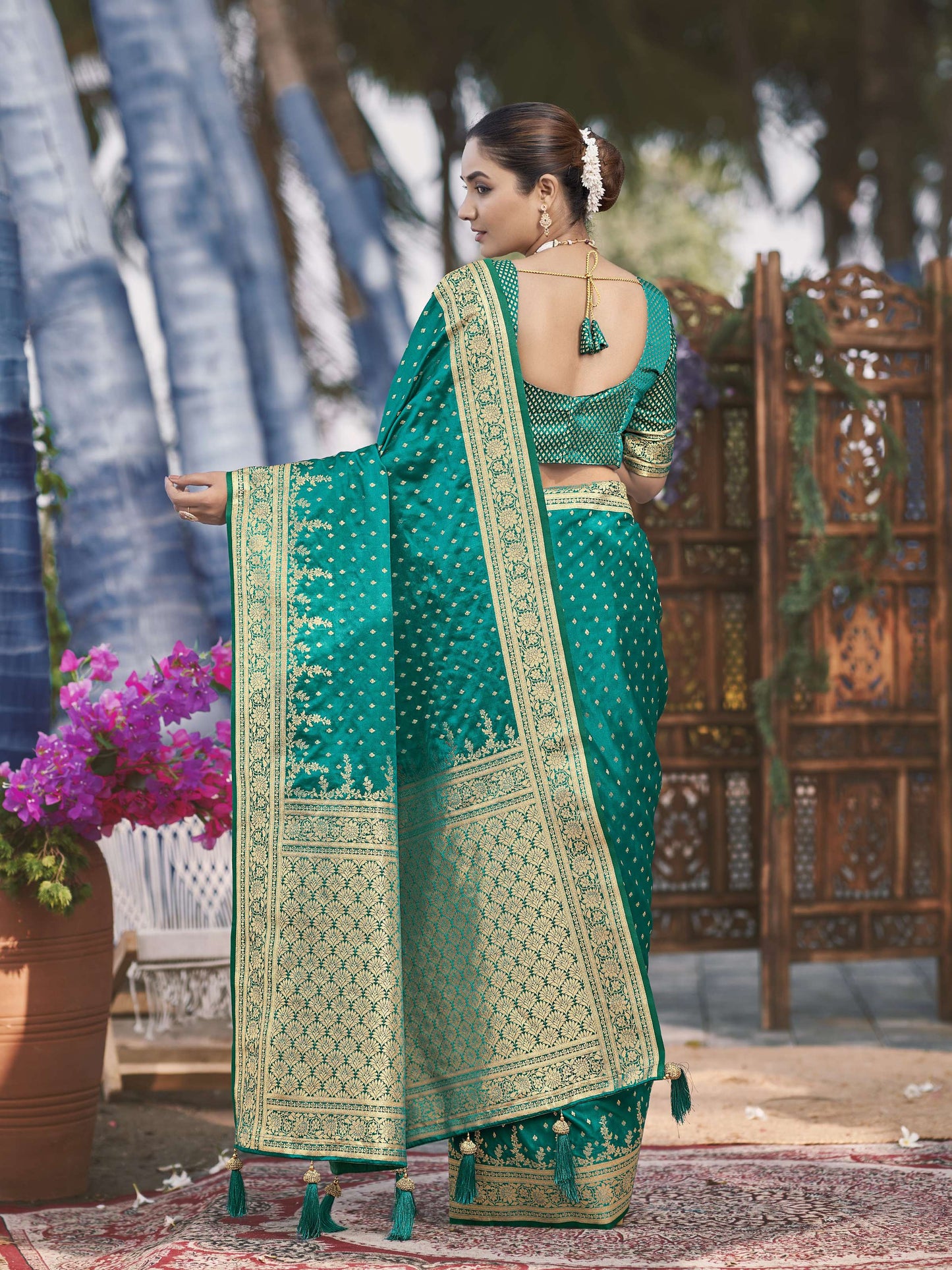 MANOHARI Banarasi Silk Blend Jacquard Work Saree - Green - Dista