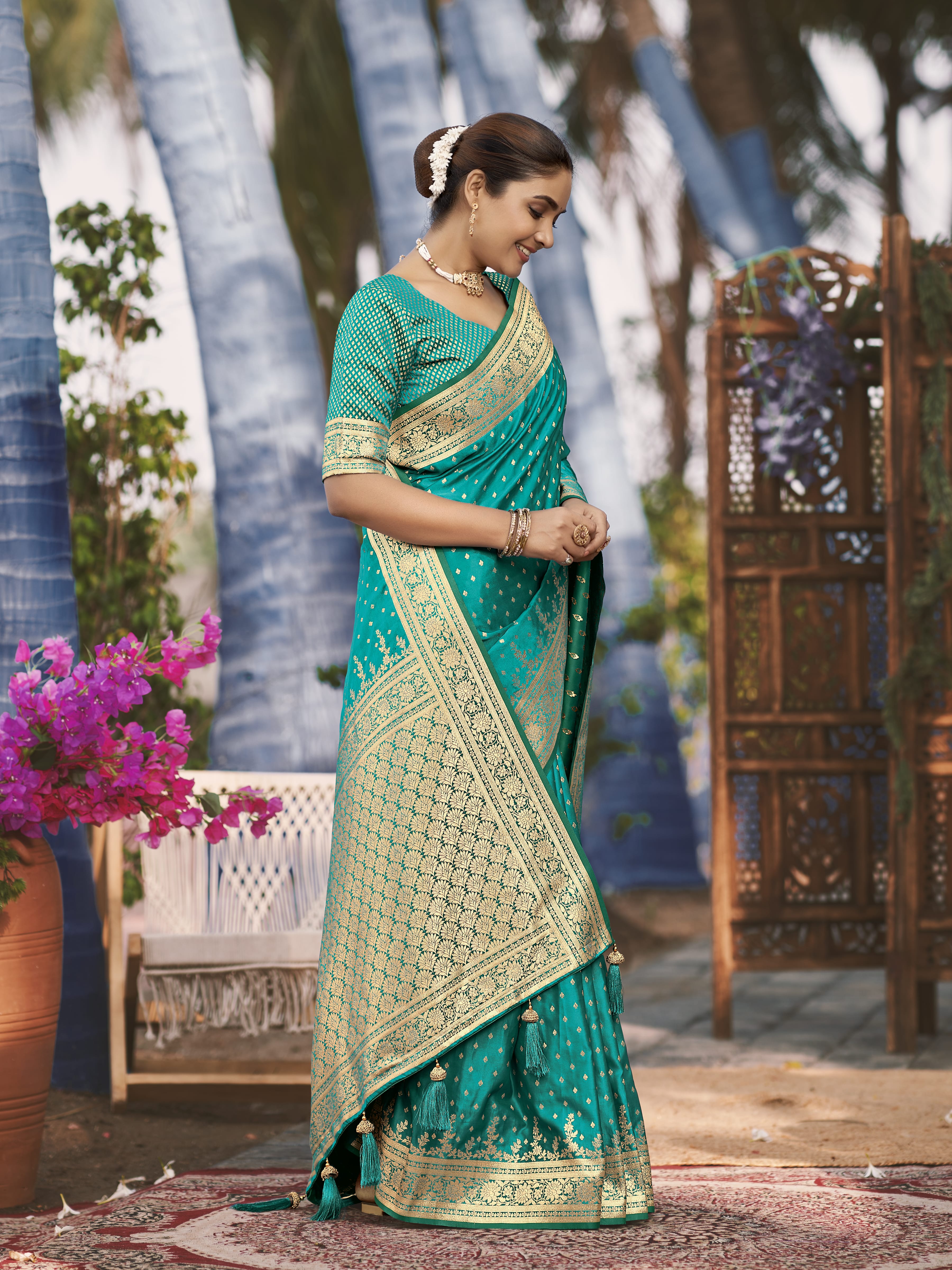 MANOHARI Banarasi Silk Blend Jacquard Work Saree - Green - Dista