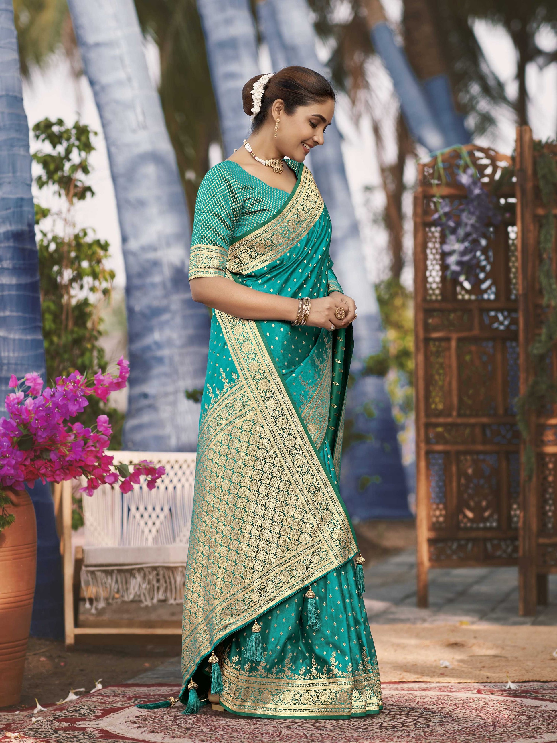 MANOHARI Banarasi Silk Blend Jacquard Work Saree - Green - Dista