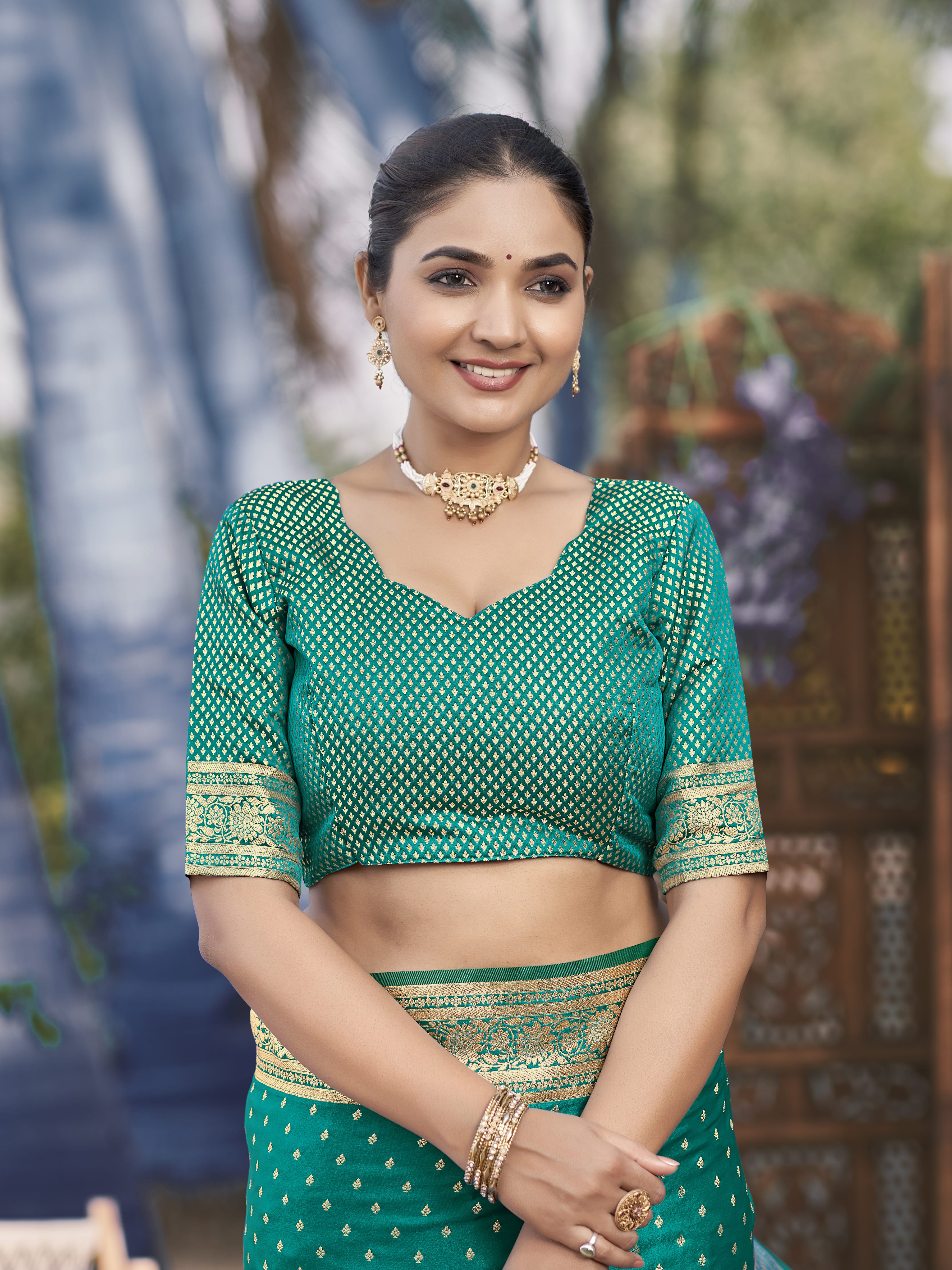 MANOHARI Banarasi Silk Blend Jacquard Work Saree - Green - Dista