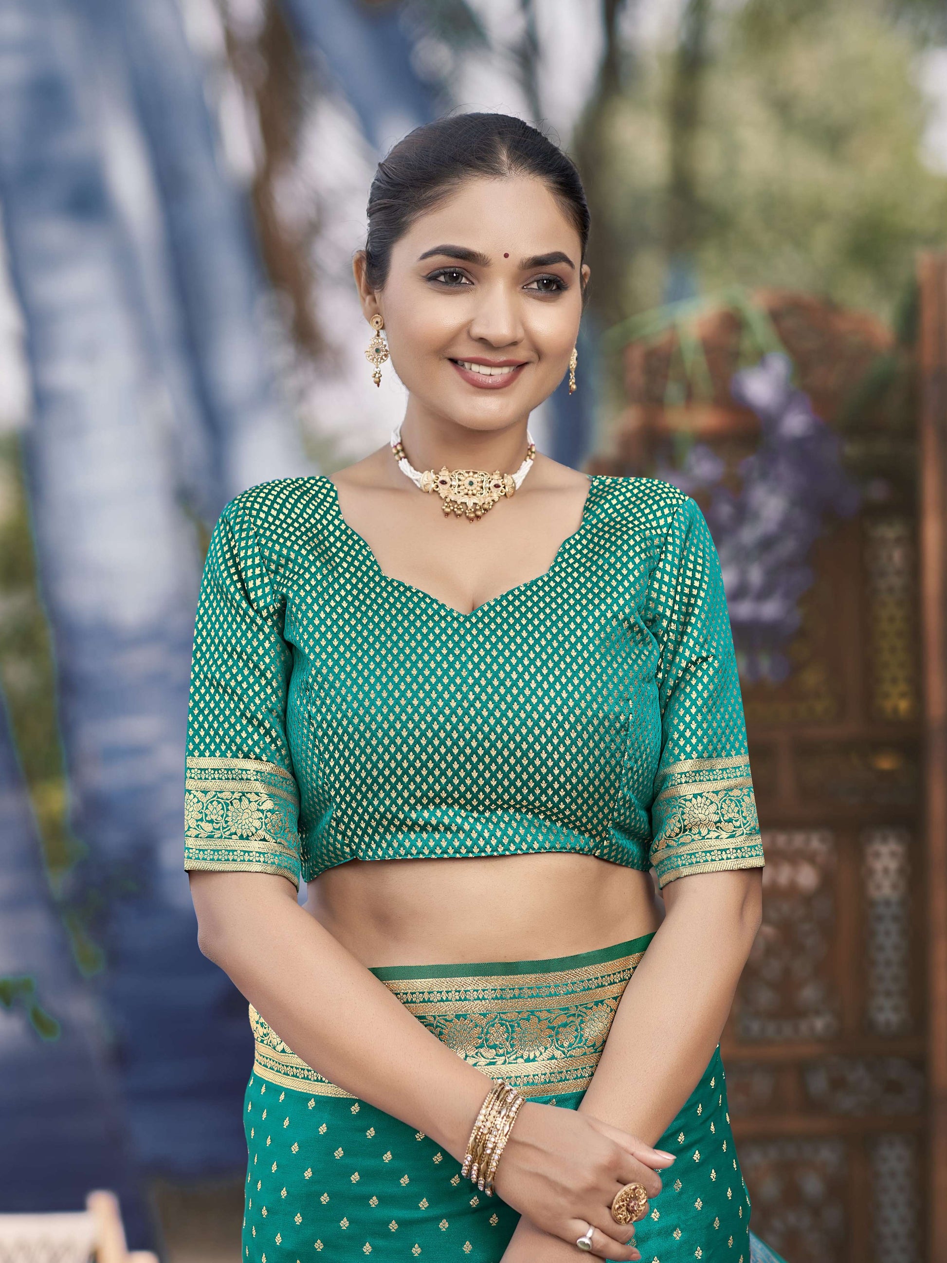 MANOHARI Banarasi Silk Blend Jacquard Work Saree - Green - Dista