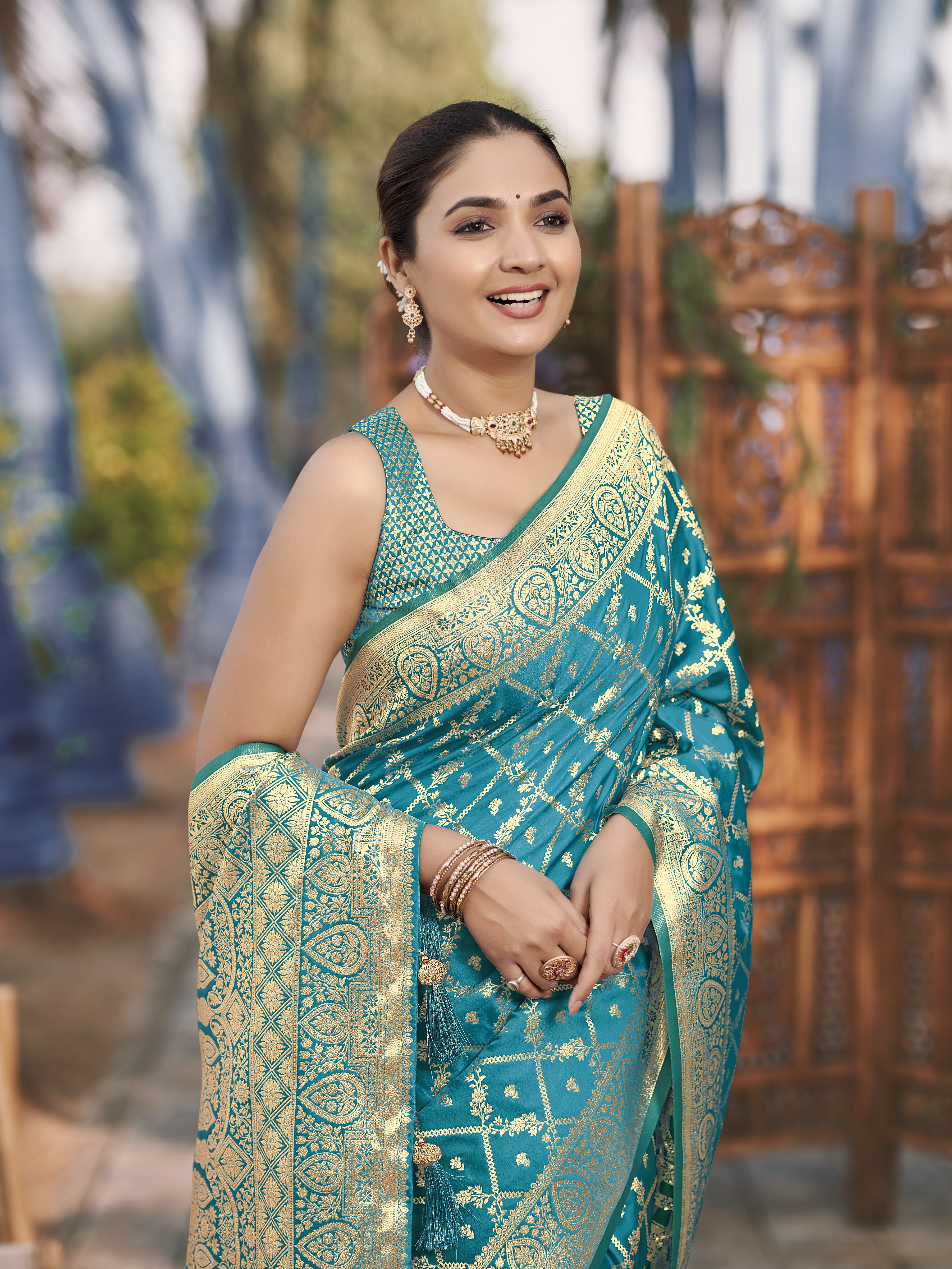 MANOHARI Banarasi Silk Blend Jacquard Work Saree - Turquoise - Dista