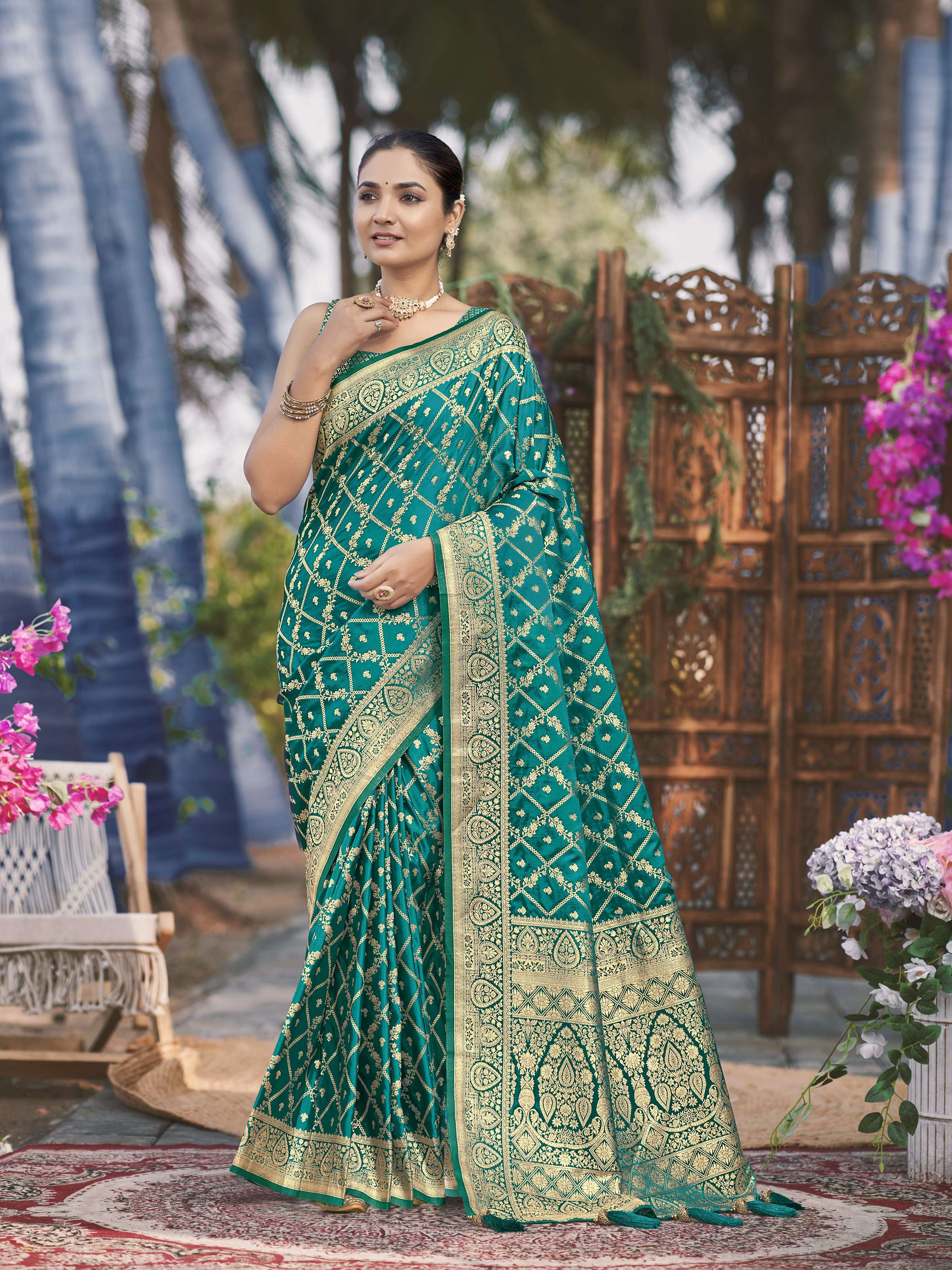 MANOHARI Banarasi Silk Blend Jacquard Work Saree - Green - Dista