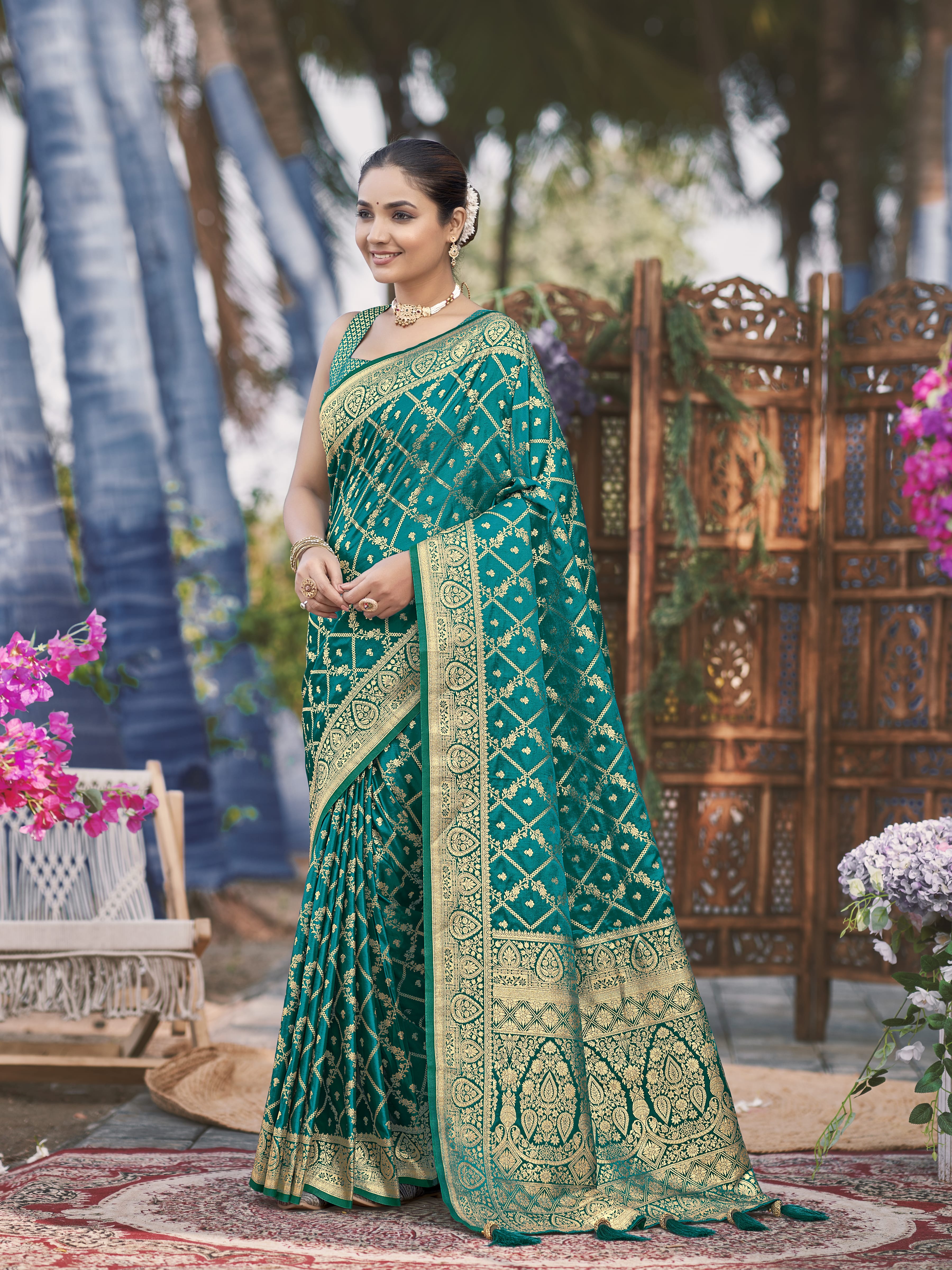 MANOHARI Banarasi Silk Blend Jacquard Work Saree - Green - Dista