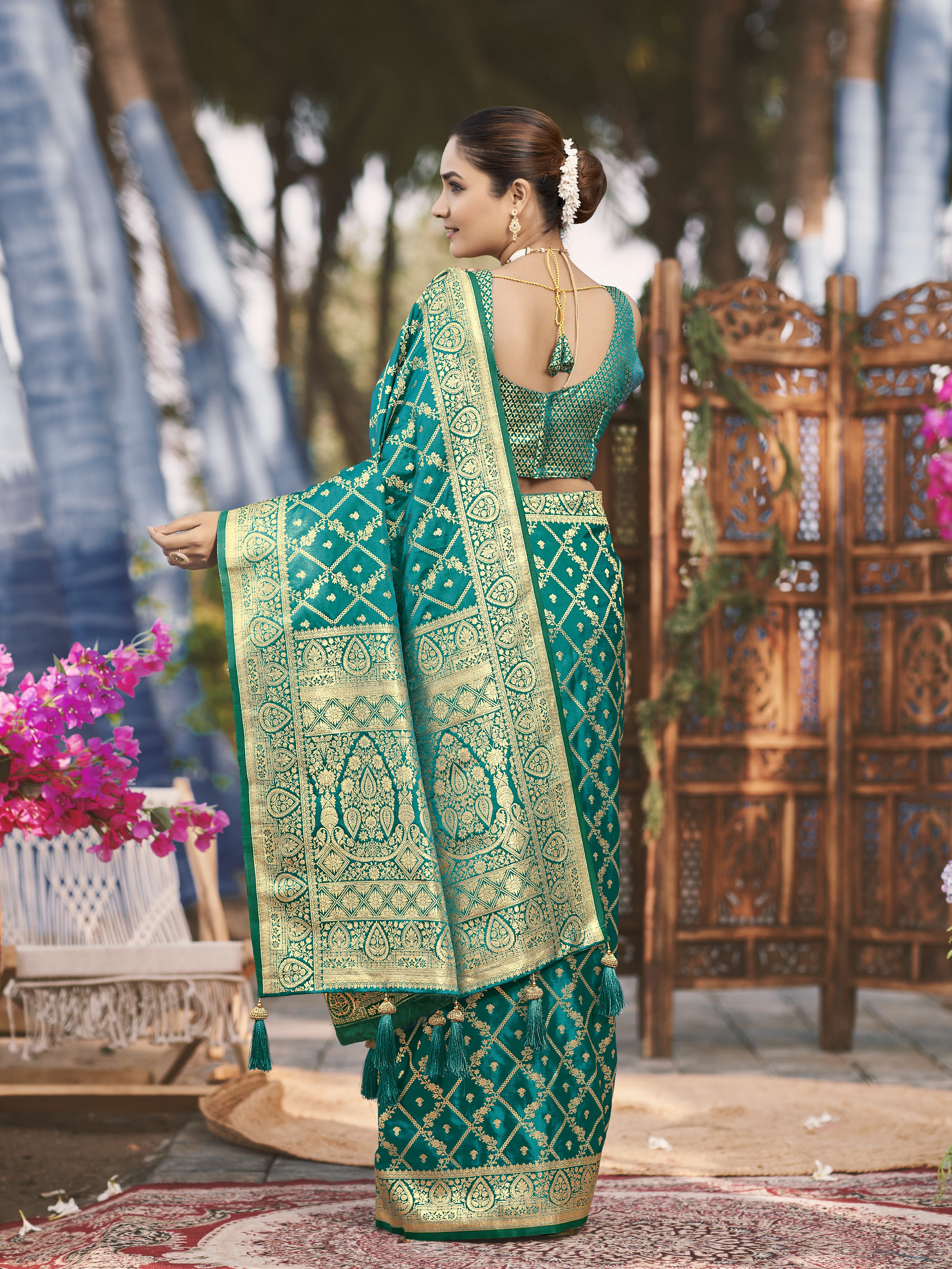 MANOHARI Banarasi Silk Blend Jacquard Work Saree - Green - Dista