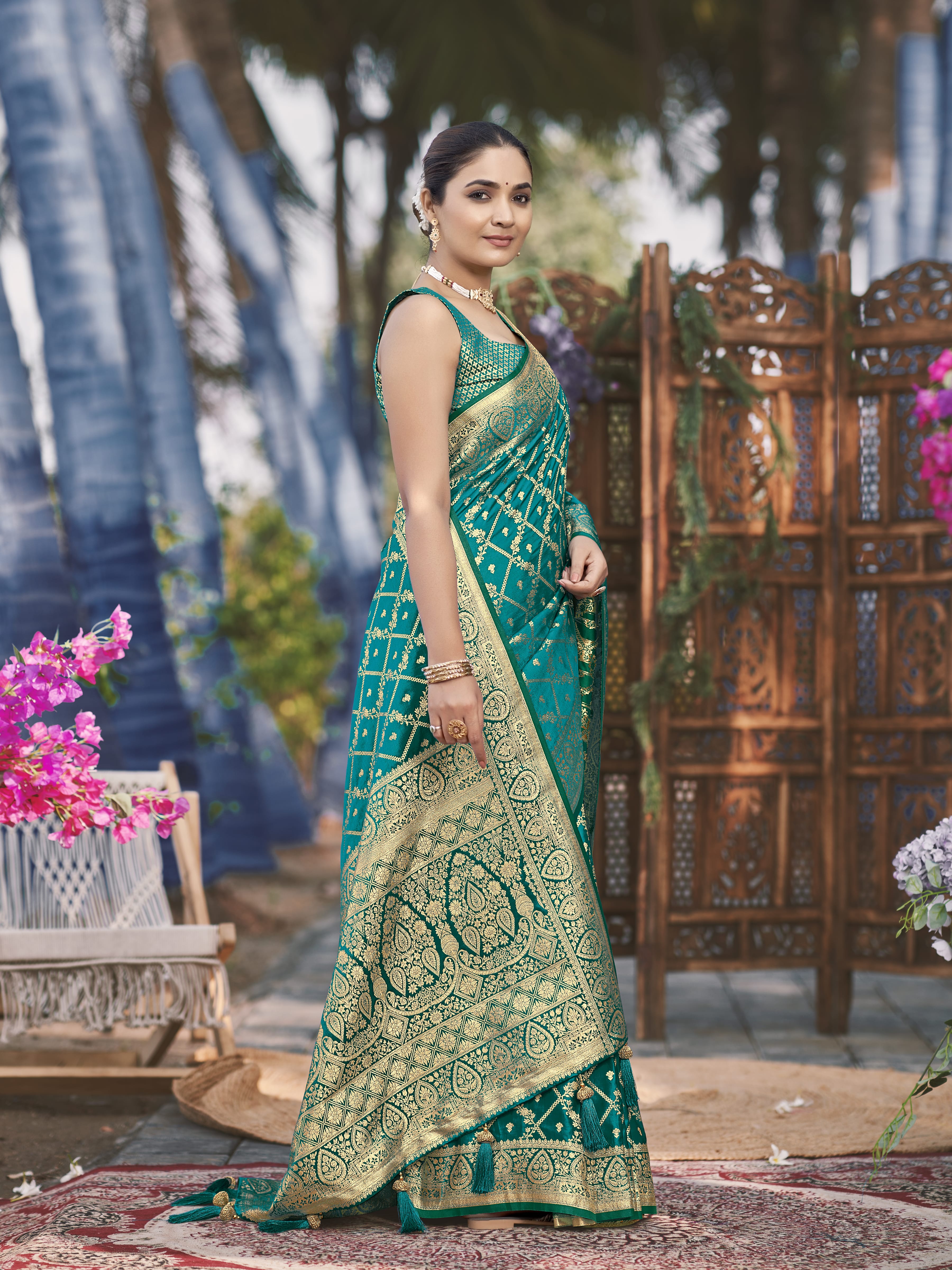 MANOHARI Banarasi Silk Blend Jacquard Work Saree - Green - Dista