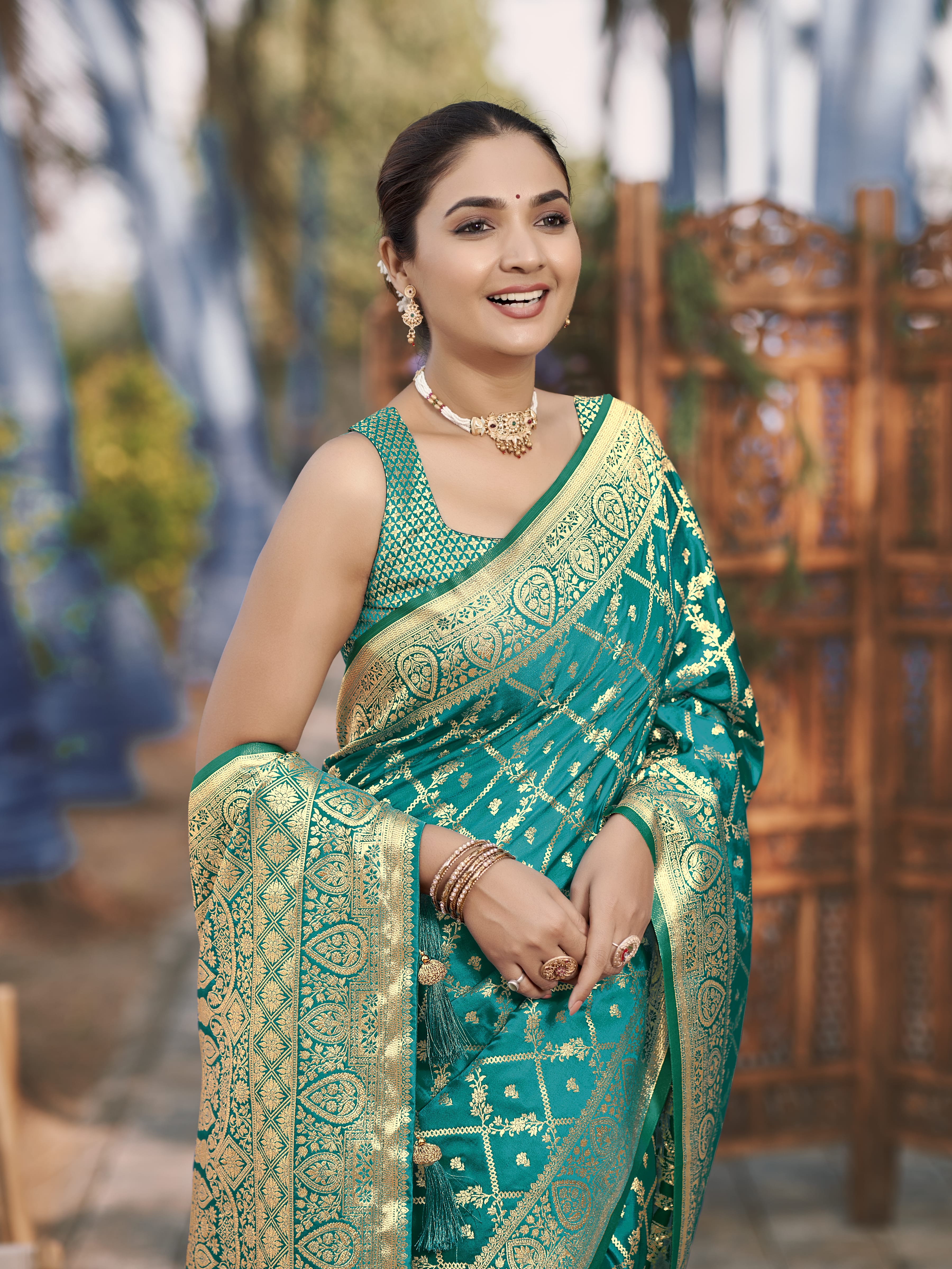 MANOHARI Banarasi Silk Blend Jacquard Work Saree - Green - Dista