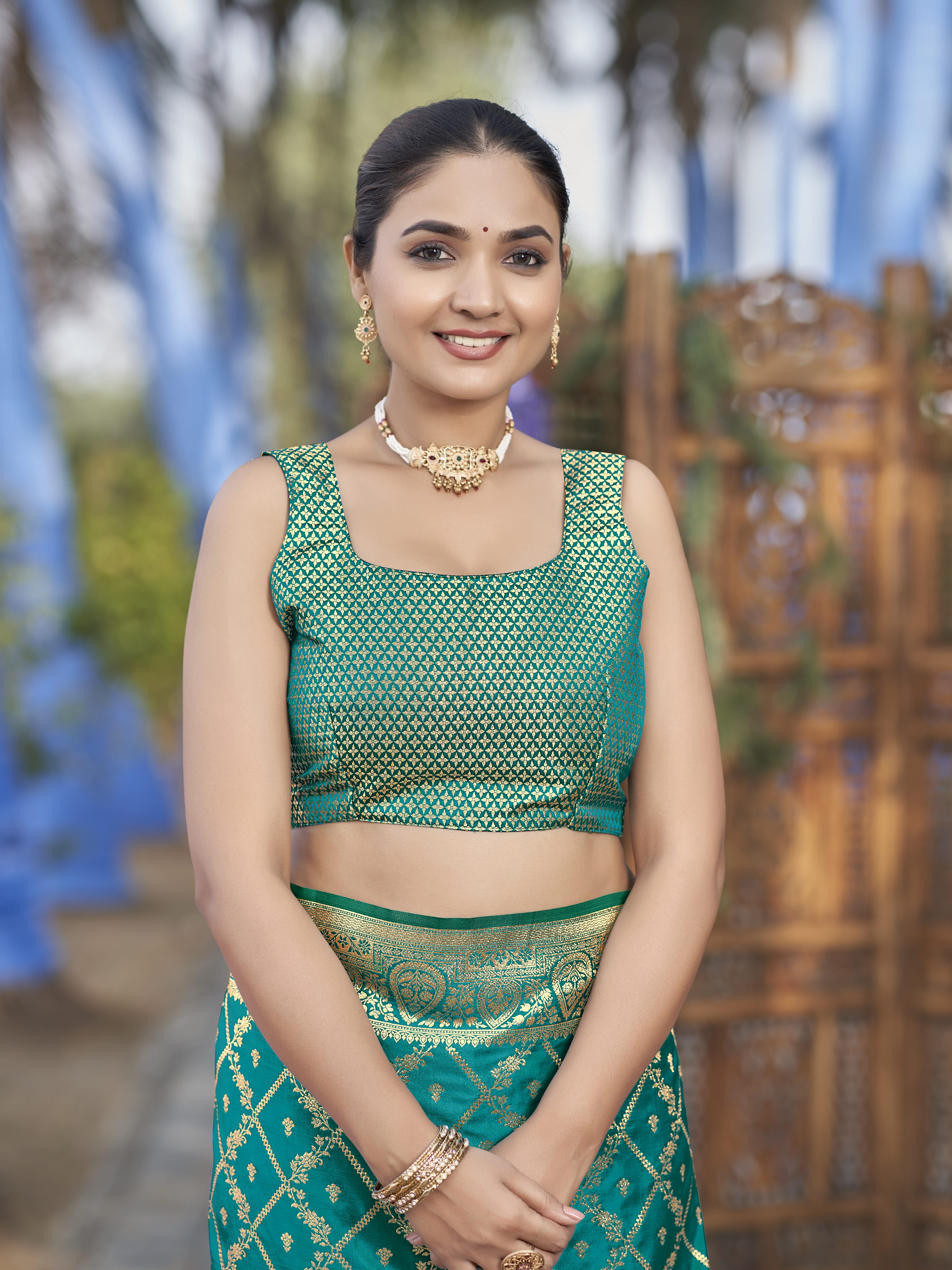 MANOHARI Banarasi Silk Blend Jacquard Work Saree - Green - Dista