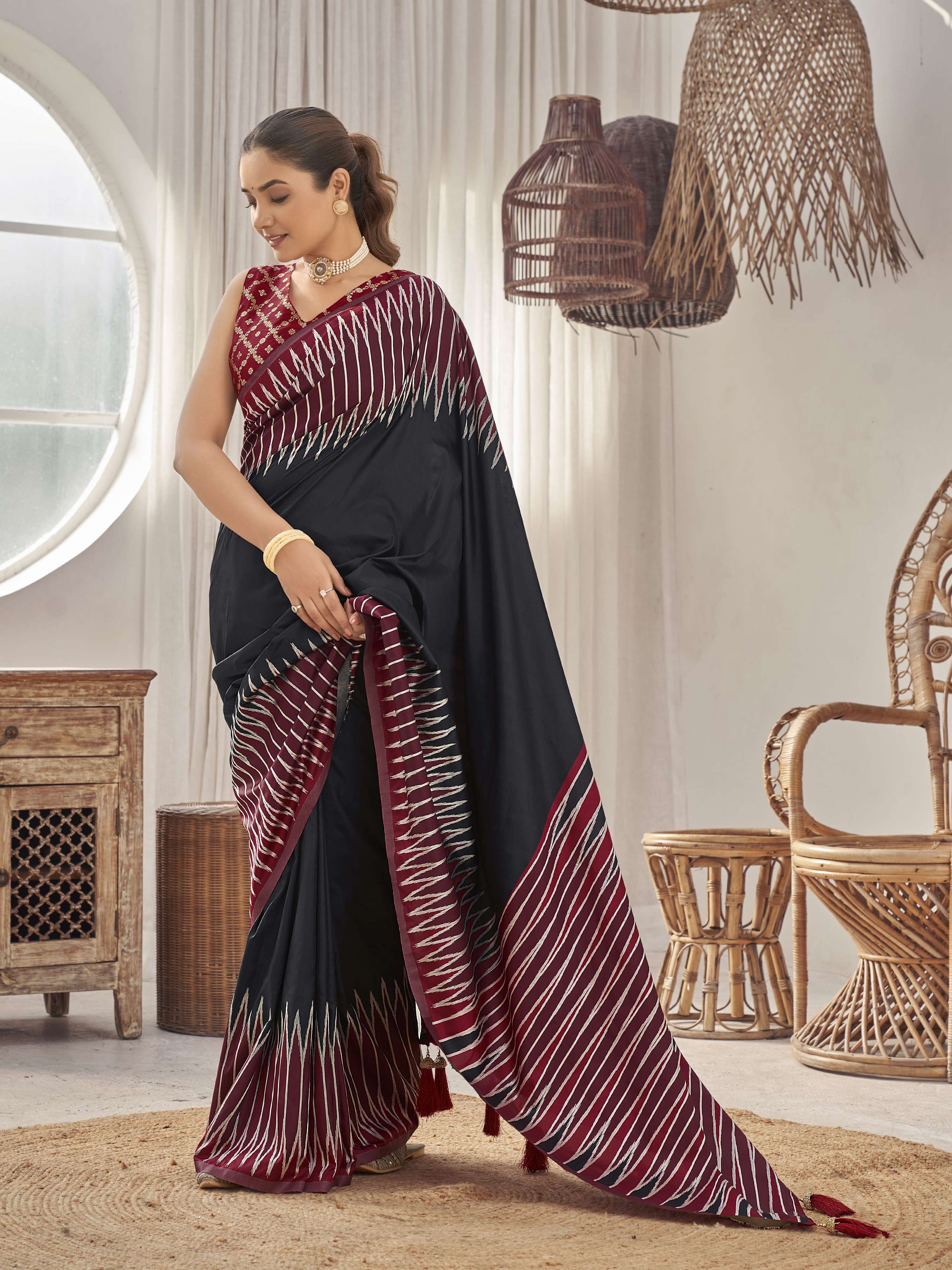 MANOHARI Banarasi Silk Blend Jacquard Work Saree - Black - Dista