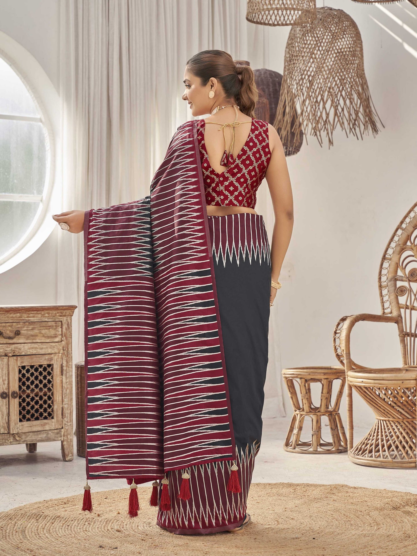 MANOHARI Banarasi Silk Blend Jacquard Work Saree - Black - Dista