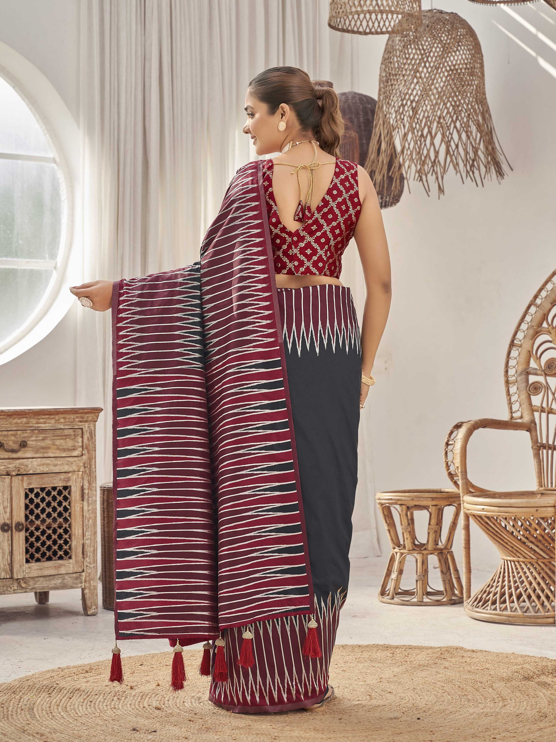 MANOHARI Banarasi Silk Blend Jacquard Work Saree - Black - Dista