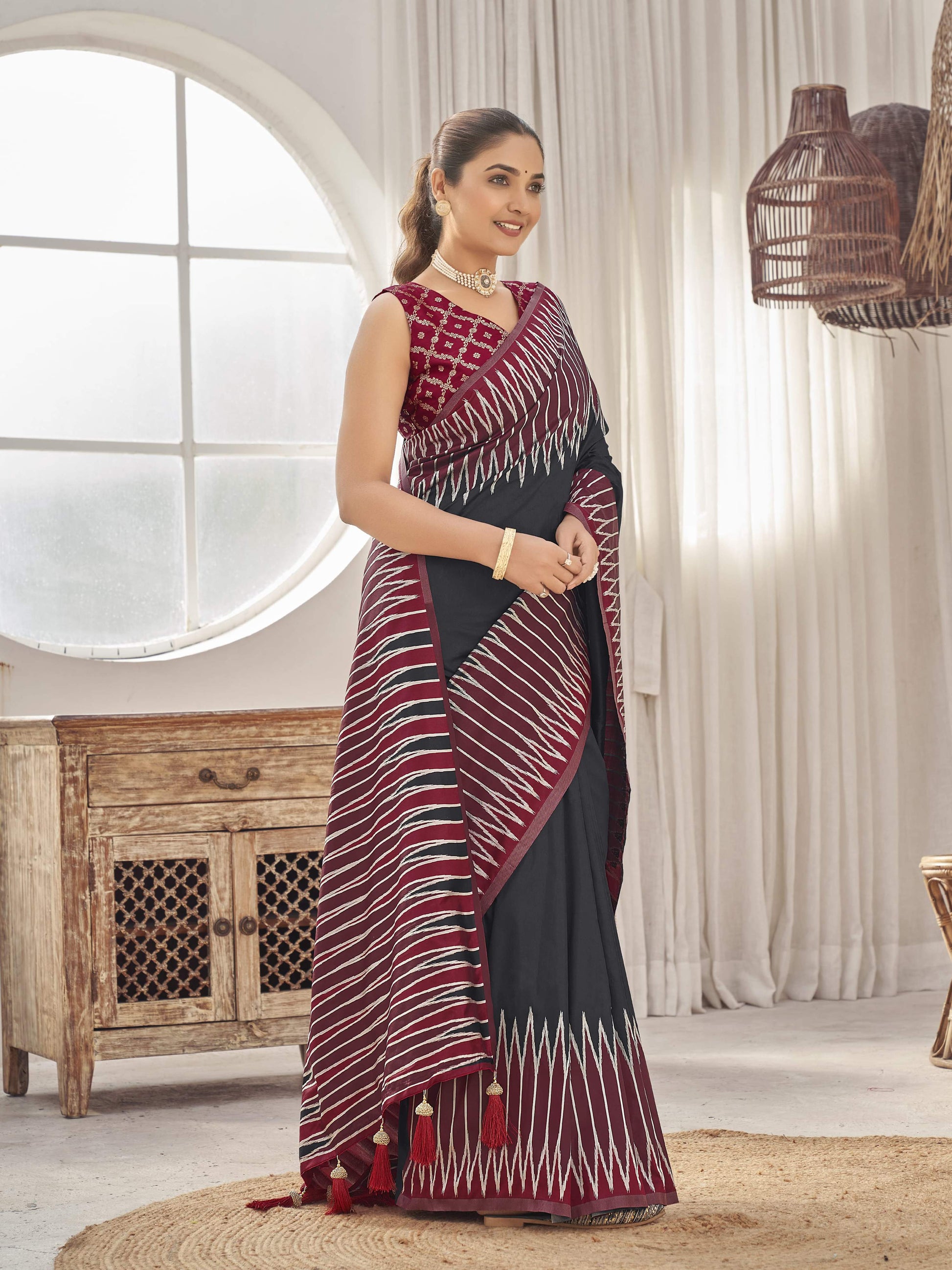 MANOHARI Banarasi Silk Blend Jacquard Work Saree - Black - Dista