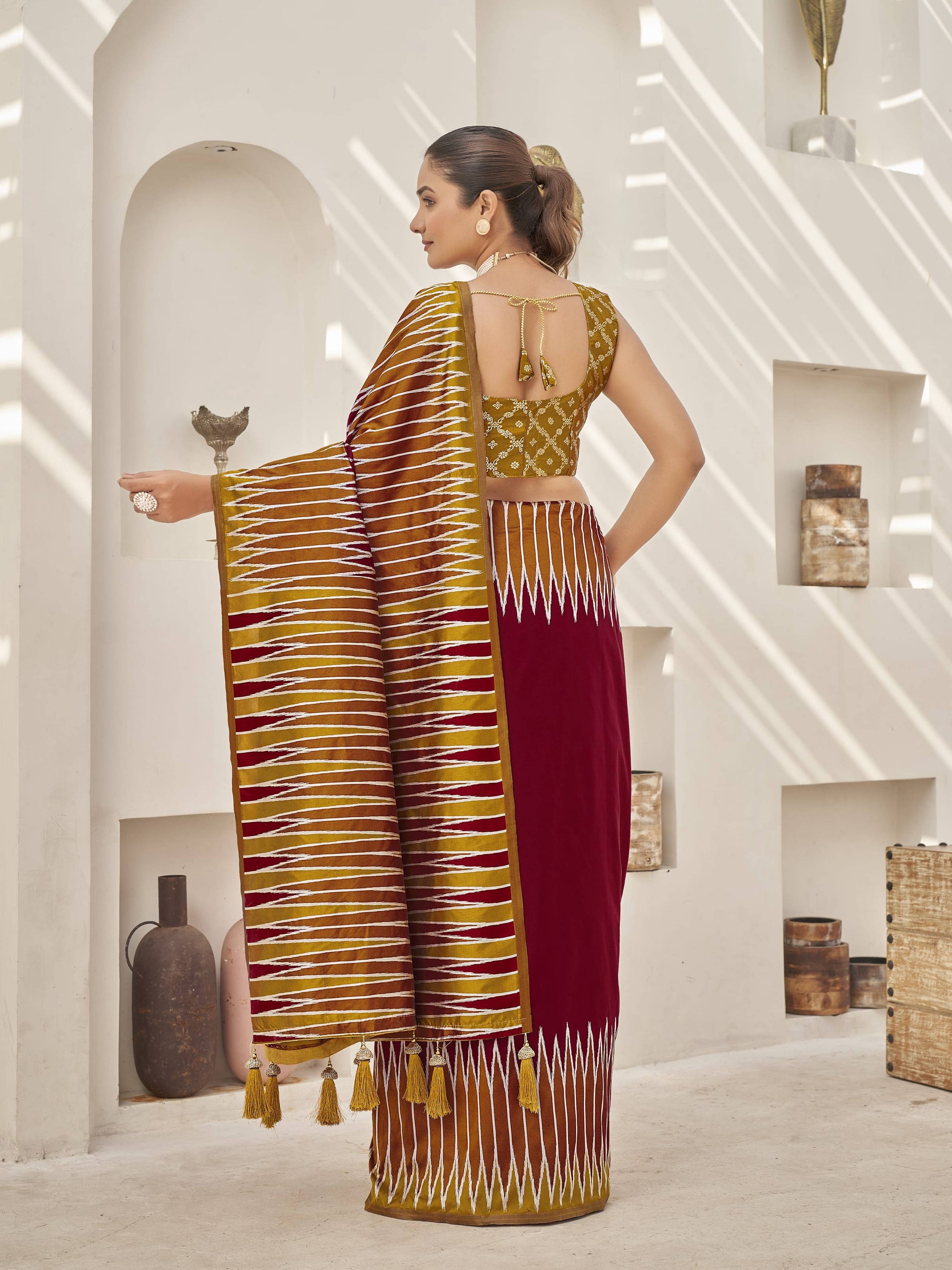 MANOHARI Banarasi Silk Blend Jacquard Work Saree - Red - Dista