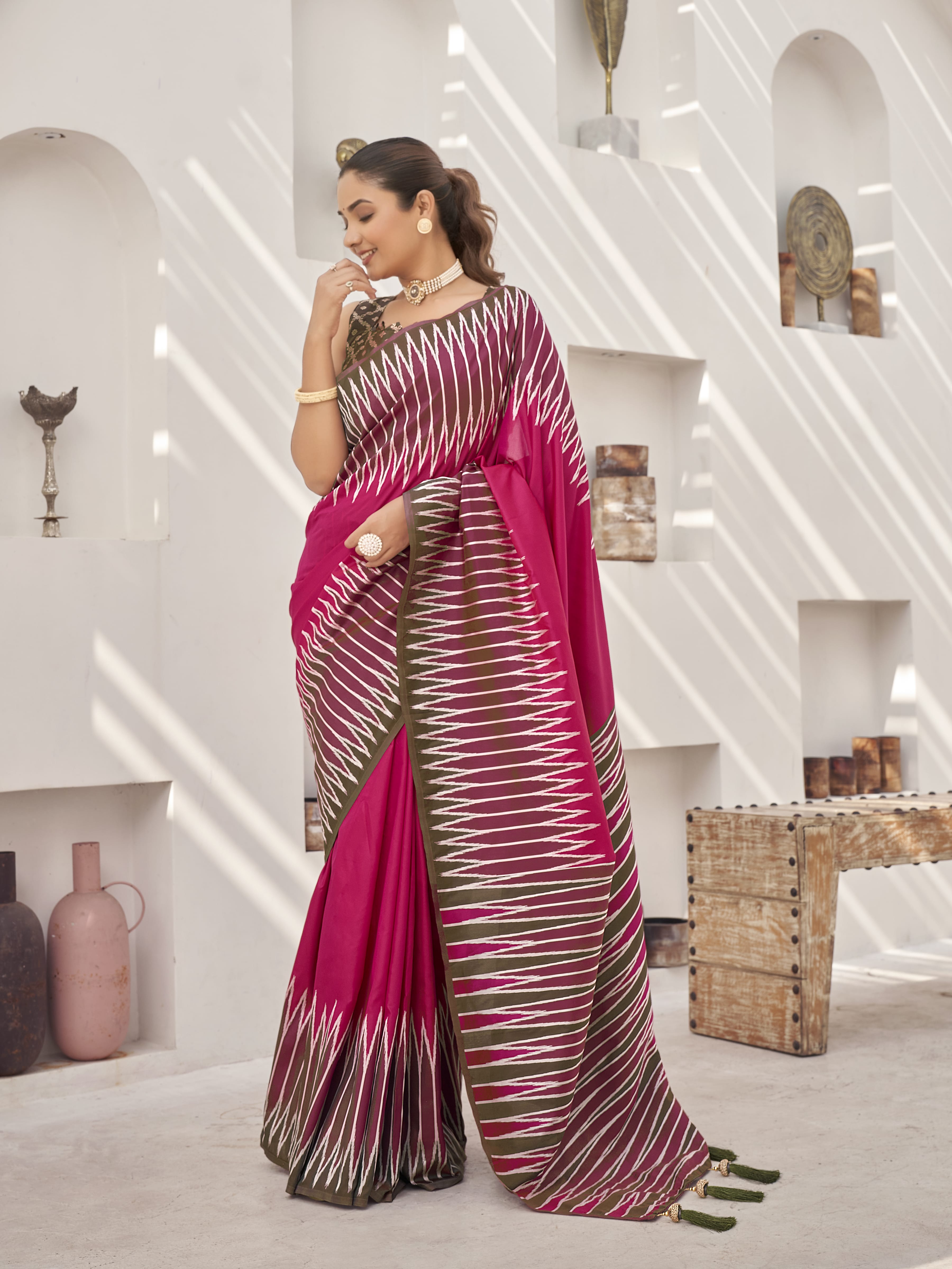 MANOHARI Banarasi Silk Blend Jacquard Work Saree - Pink - Dista