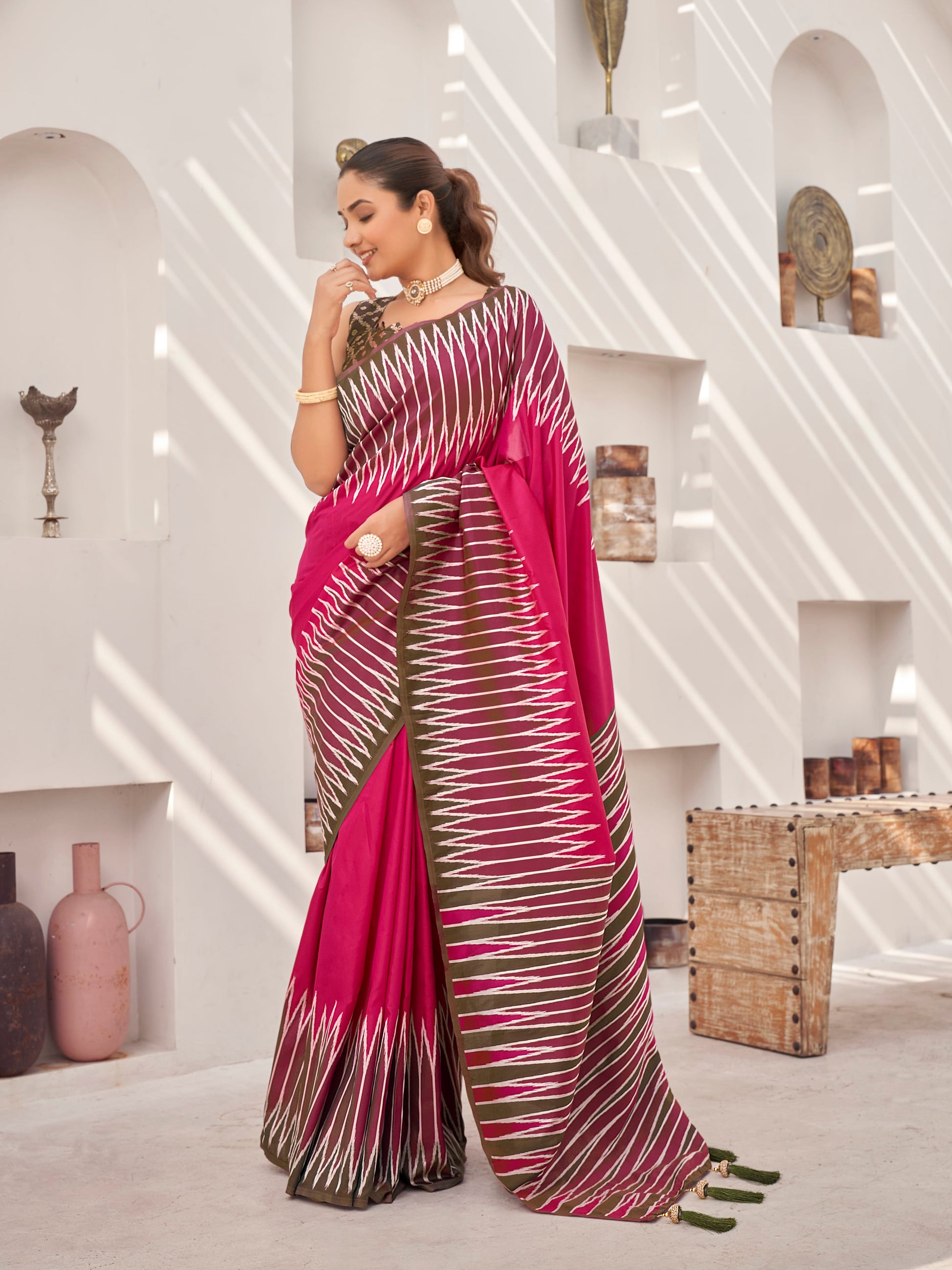 MANOHARI Banarasi Silk Blend Jacquard Work Saree - Pink - Dista