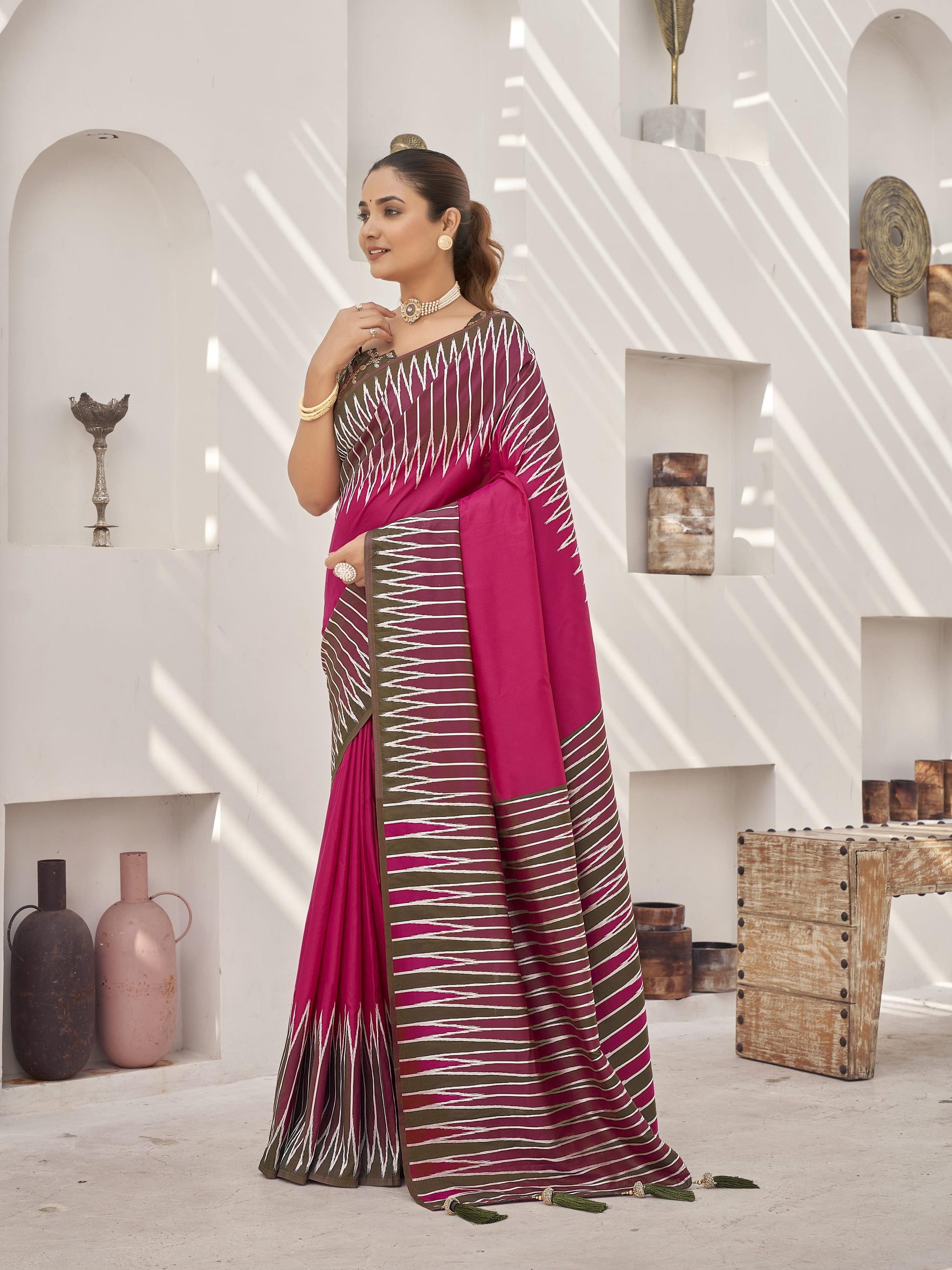 MANOHARI Banarasi Silk Blend Jacquard Work Saree - Pink - Dista