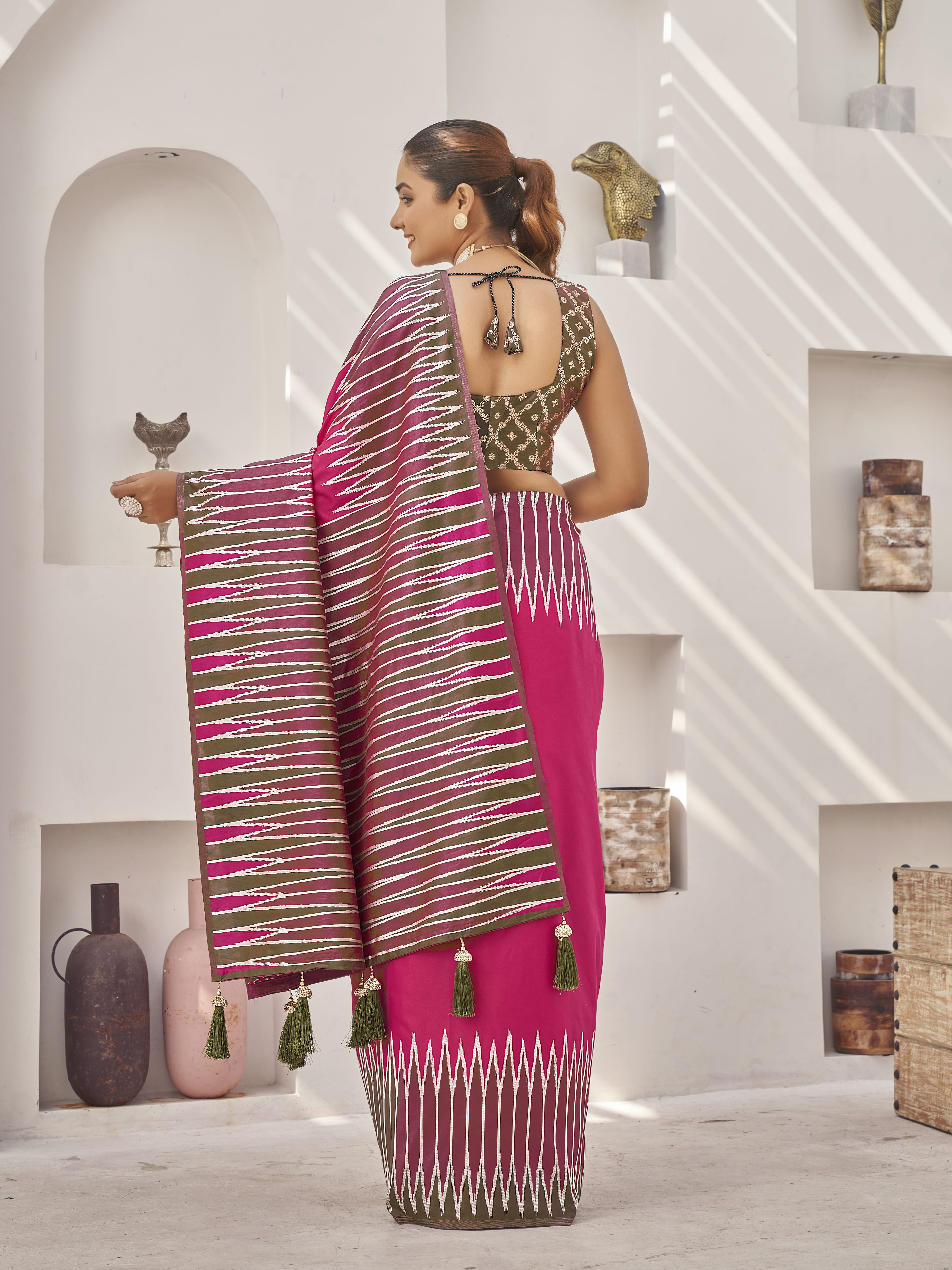 MANOHARI Banarasi Silk Blend Jacquard Work Saree - Pink - Dista