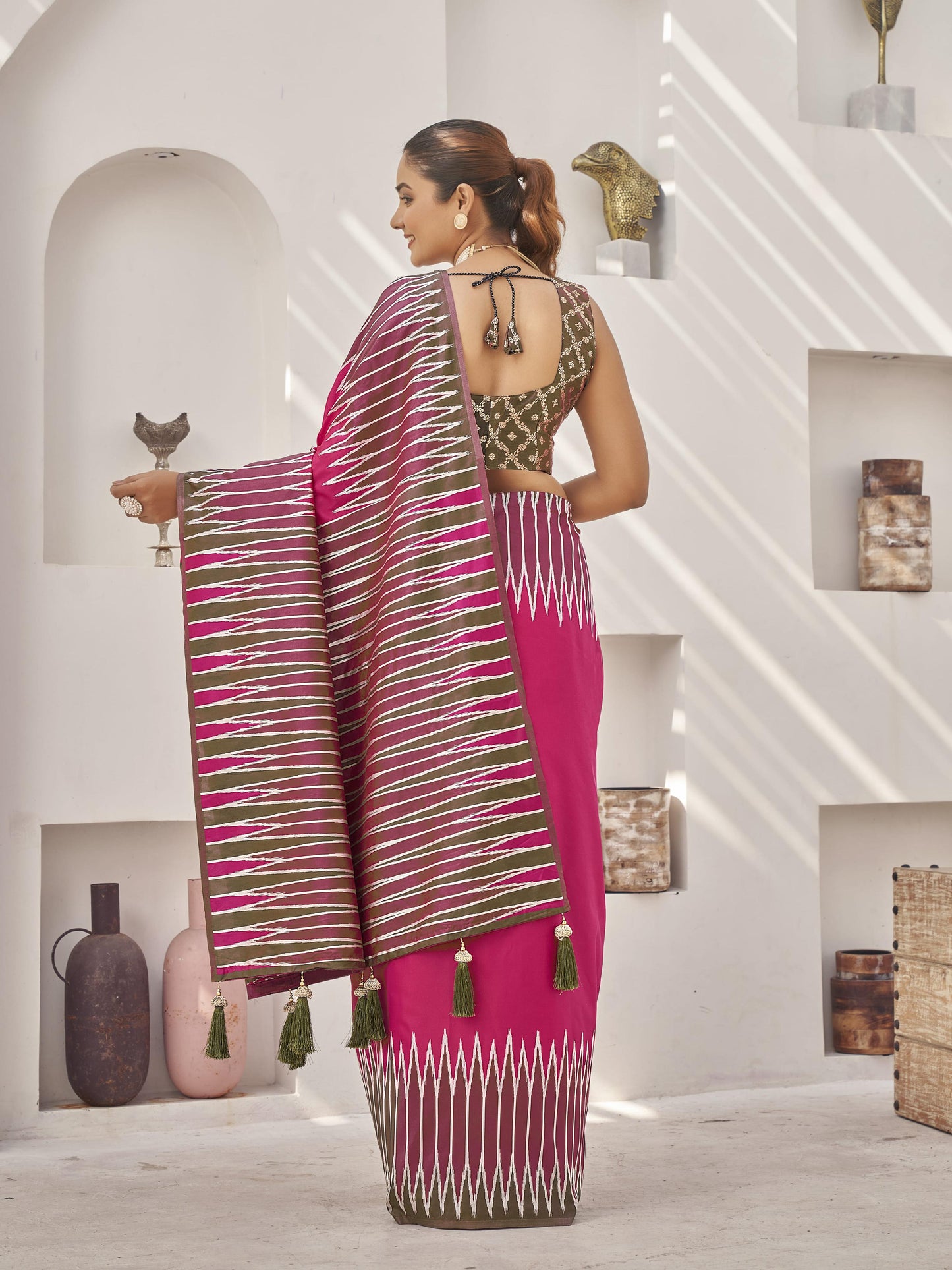 MANOHARI Banarasi Silk Blend Jacquard Work Saree - Pink - Dista