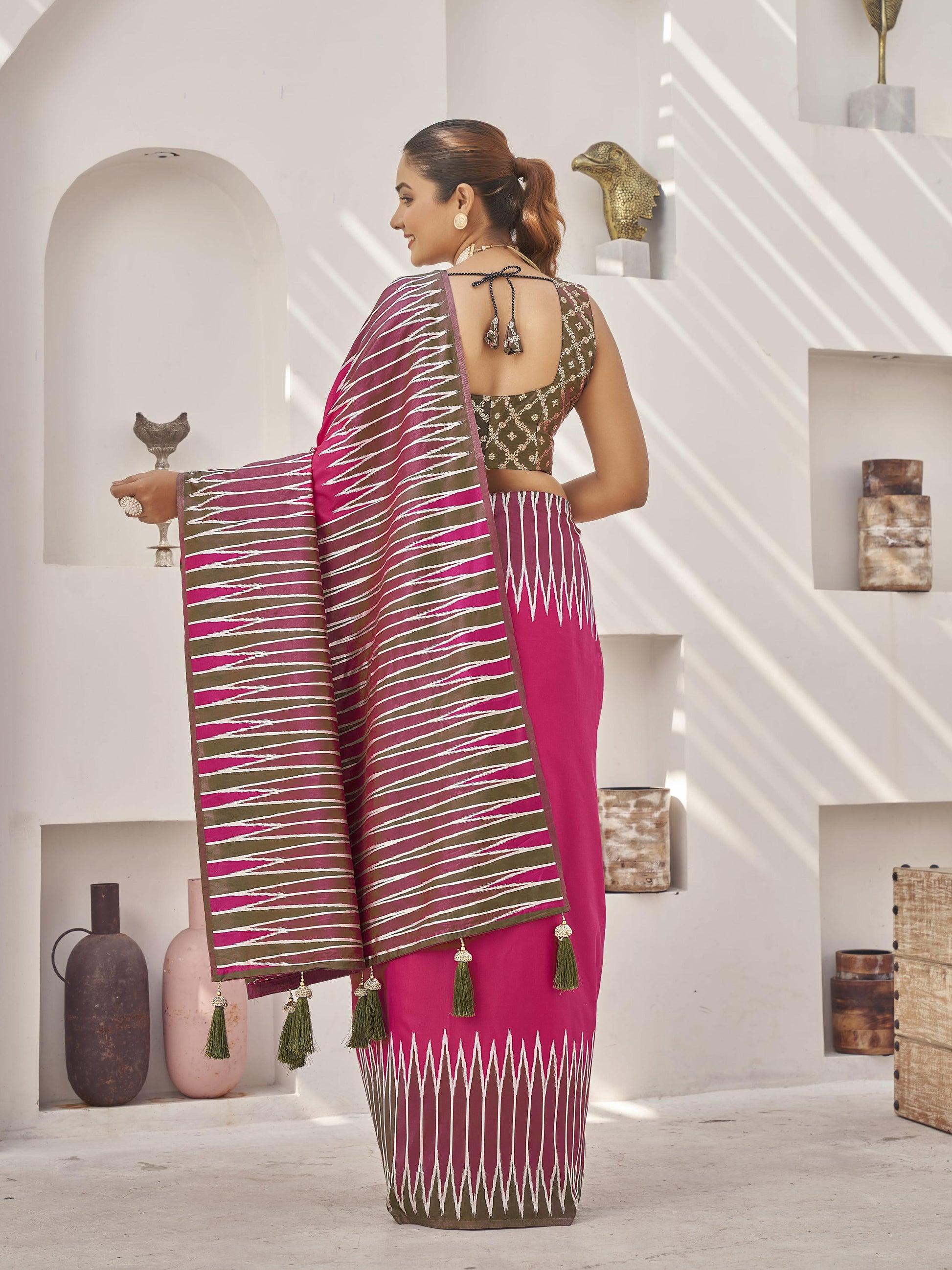MANOHARI Banarasi Silk Blend Jacquard Work Saree - Pink - Dista