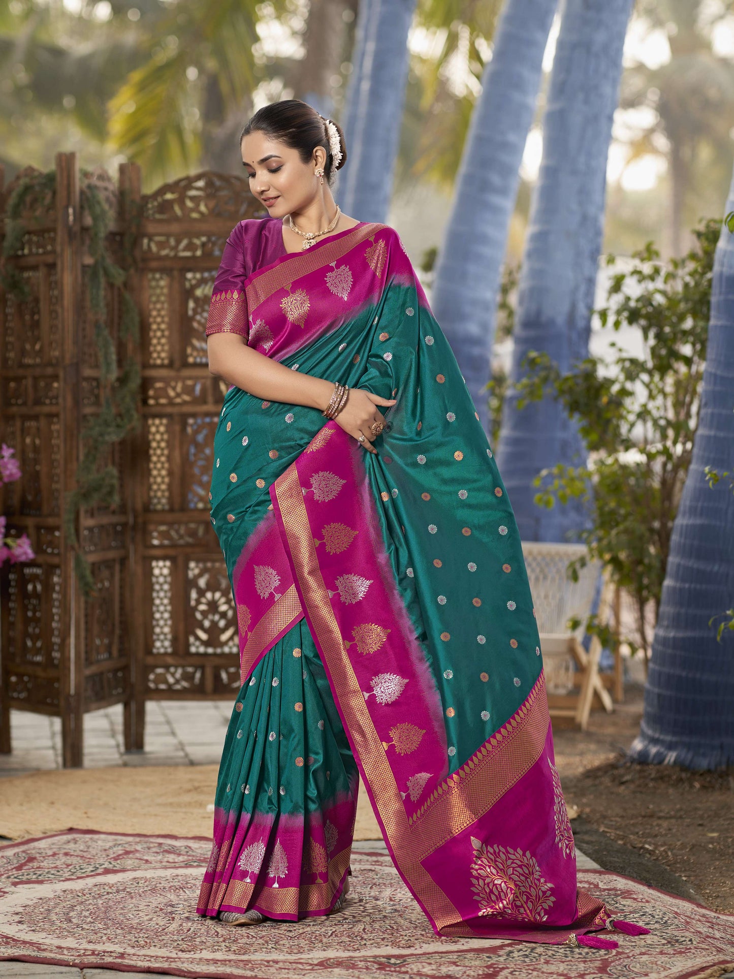 MANOHARI Banarasi Silk Blend Jacquard Work Saree - Green - Dista