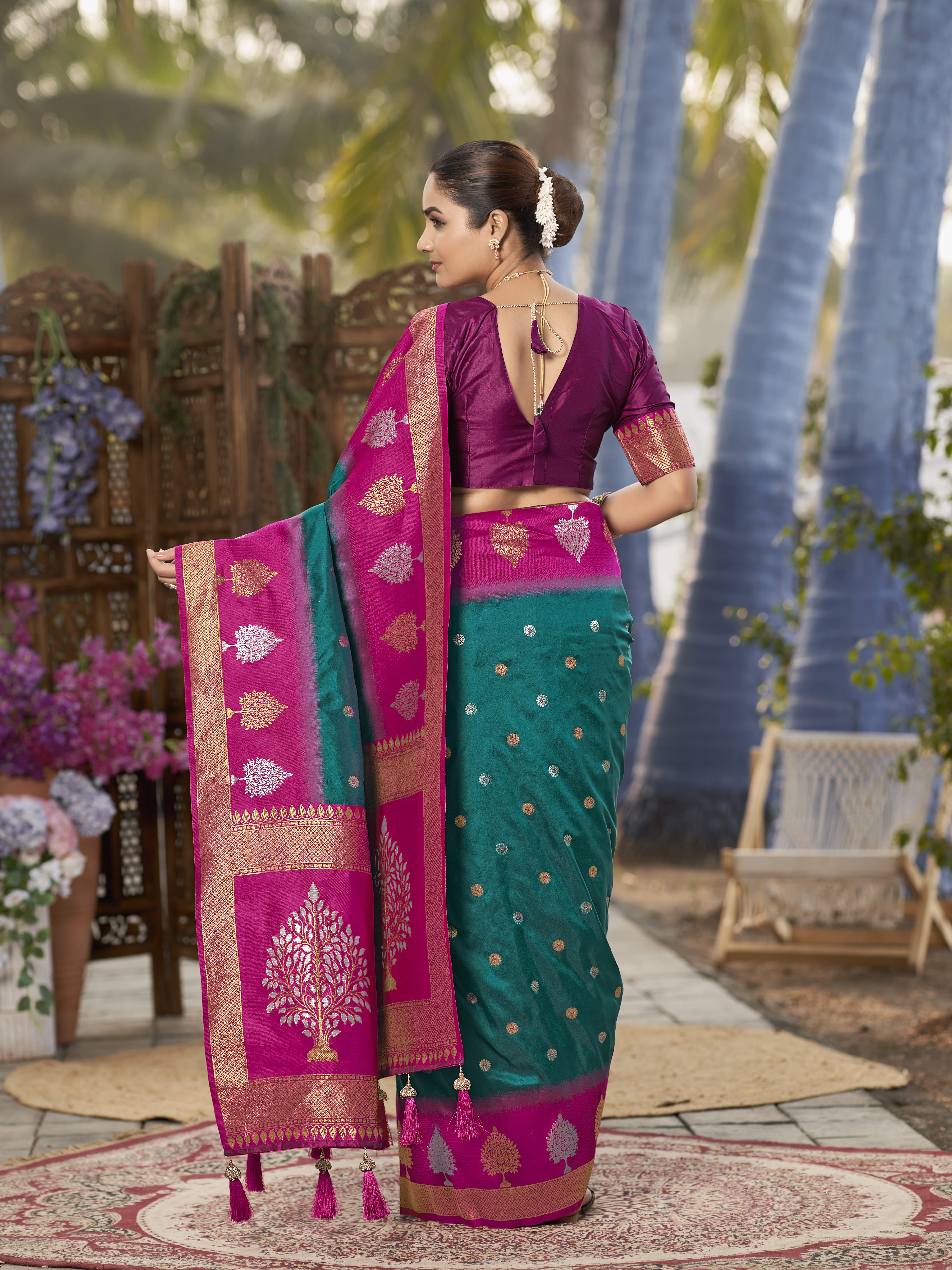 MANOHARI Banarasi Silk Blend Jacquard Work Saree - Green - Dista