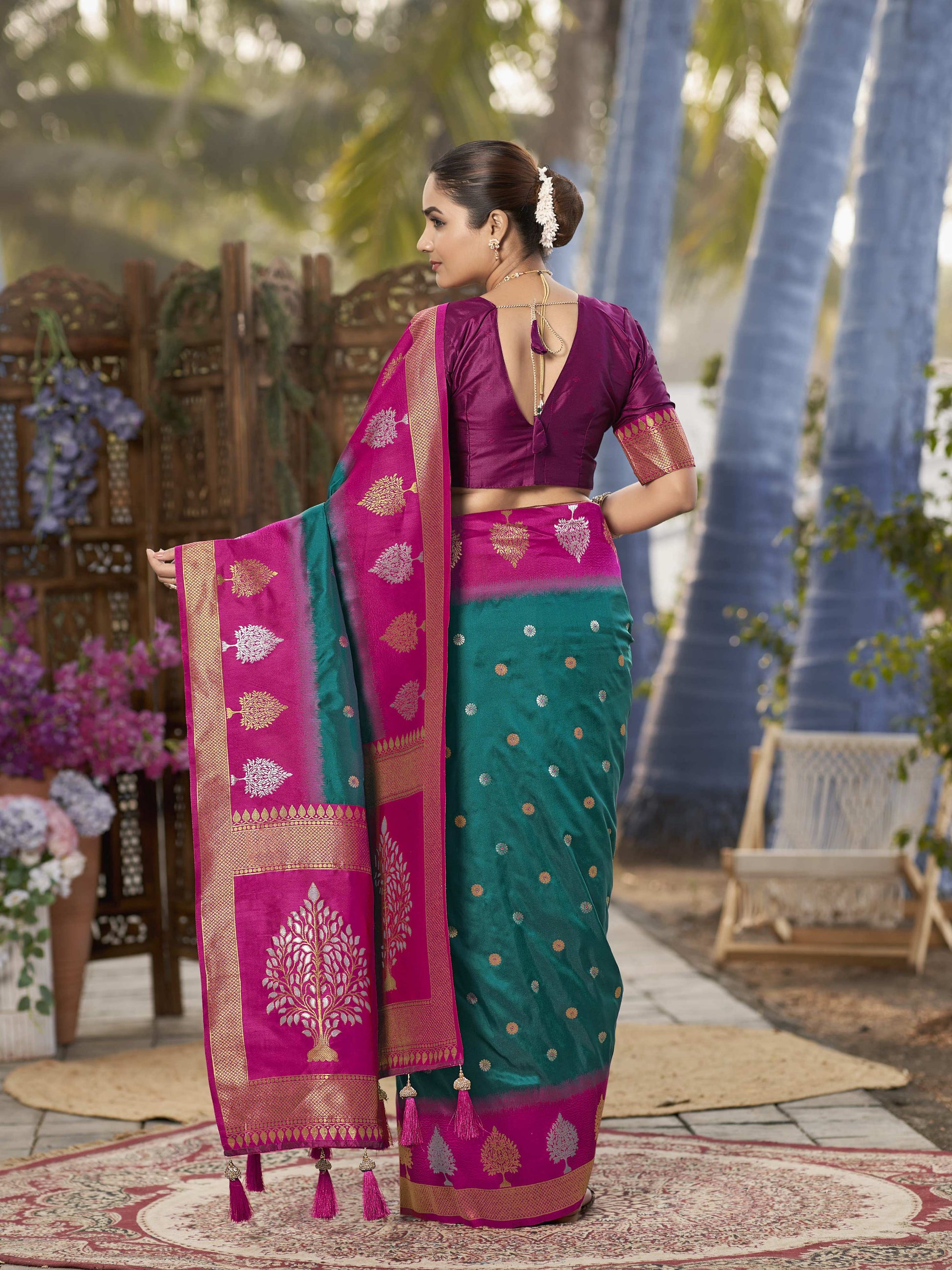 MANOHARI Banarasi Silk Blend Jacquard Work Saree - Green - Dista