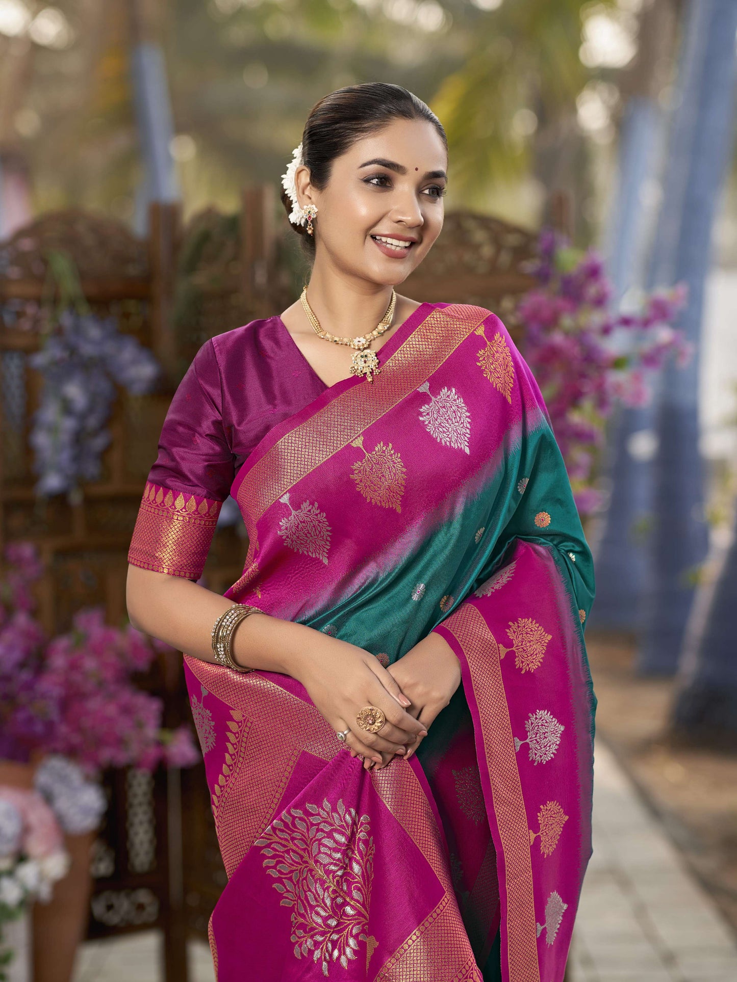MANOHARI Banarasi Silk Blend Jacquard Work Saree - Green - Dista