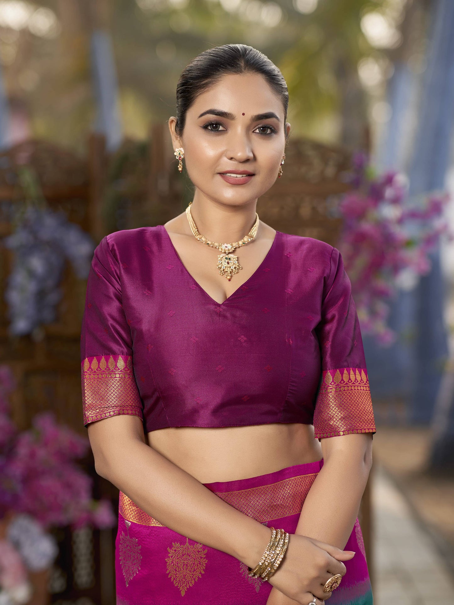 MANOHARI Banarasi Silk Blend Jacquard Work Saree - Green - Dista