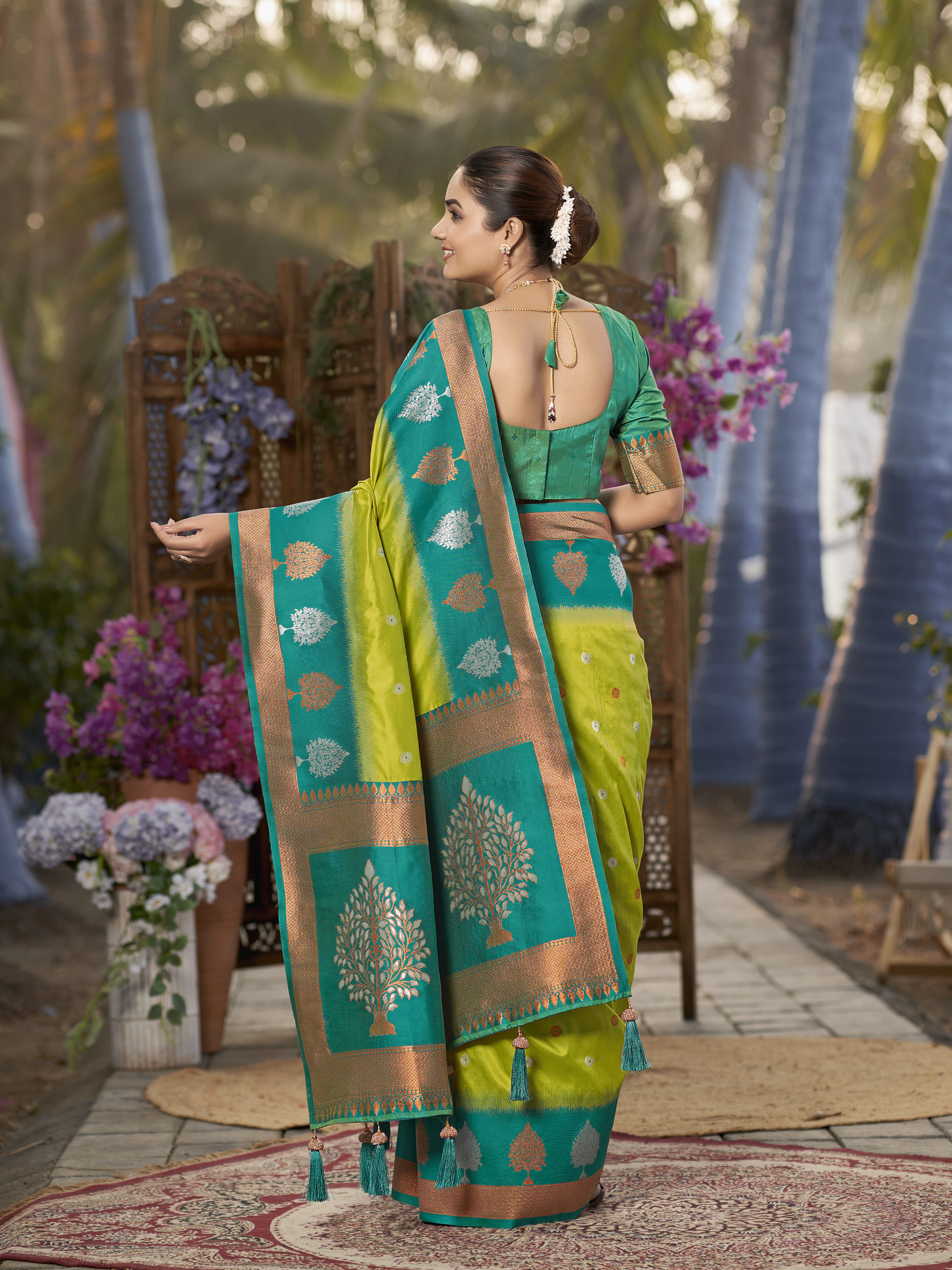 MANOHARI Banarasi Silk Blend Jacquard Work Saree - Green - Dista
