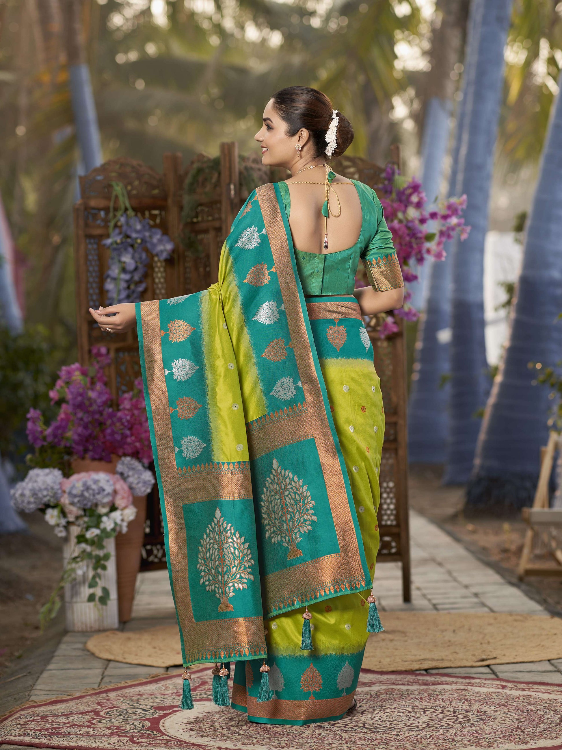 MANOHARI Banarasi Silk Blend Jacquard Work Saree - Green - Dista