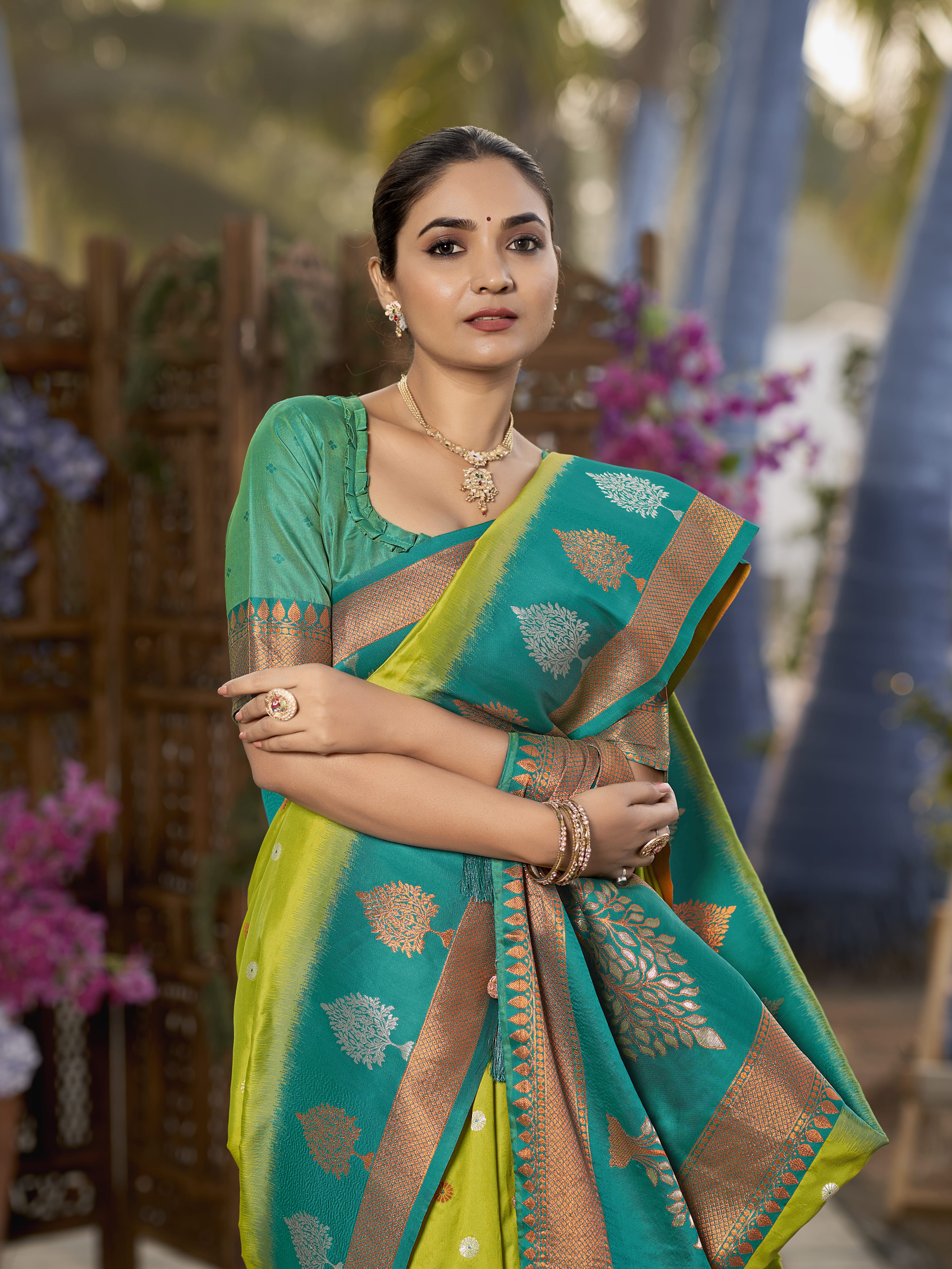 MANOHARI Banarasi Silk Blend Jacquard Work Saree - Green - Dista
