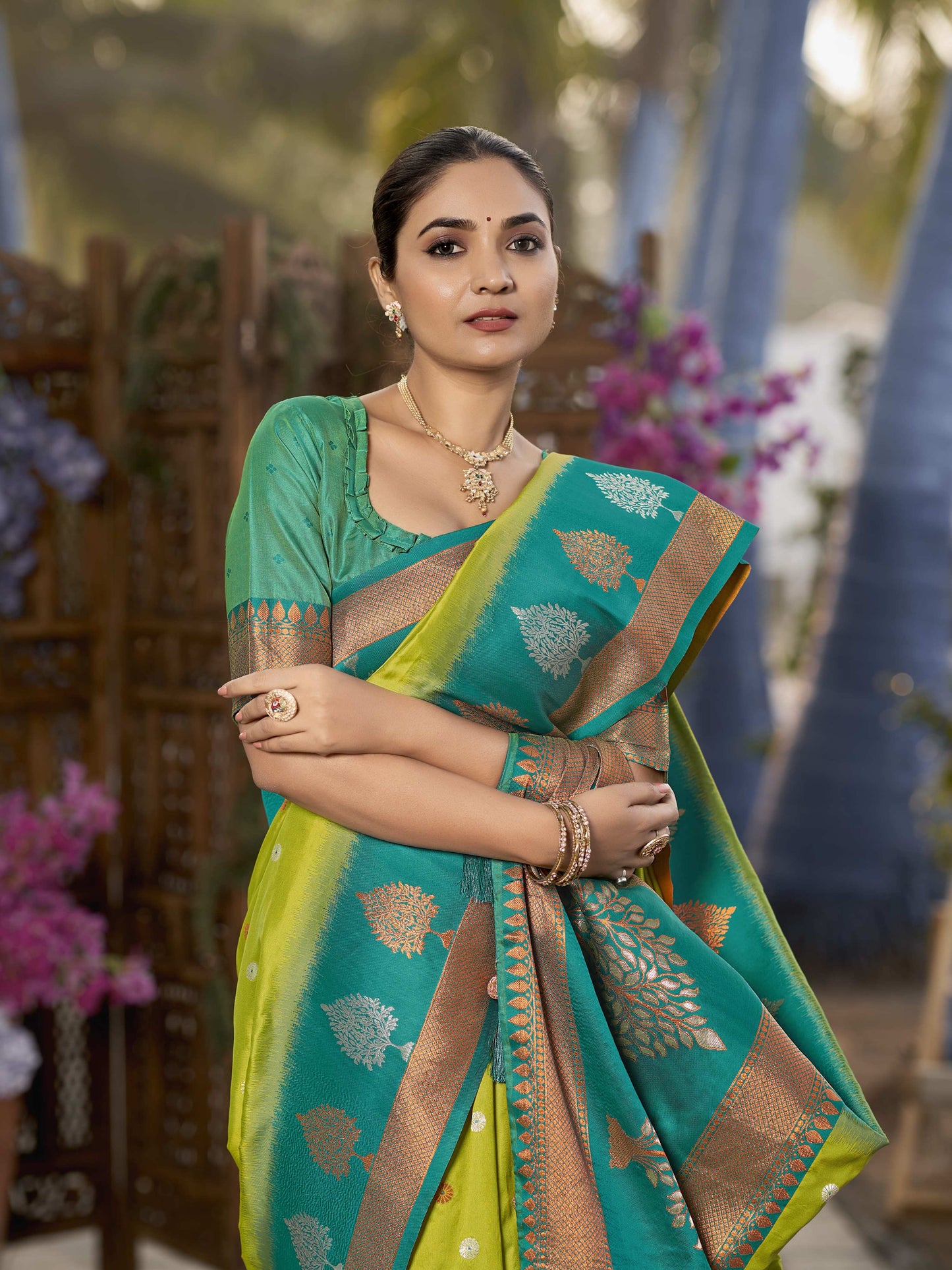 MANOHARI Banarasi Silk Blend Jacquard Work Saree - Green - Dista