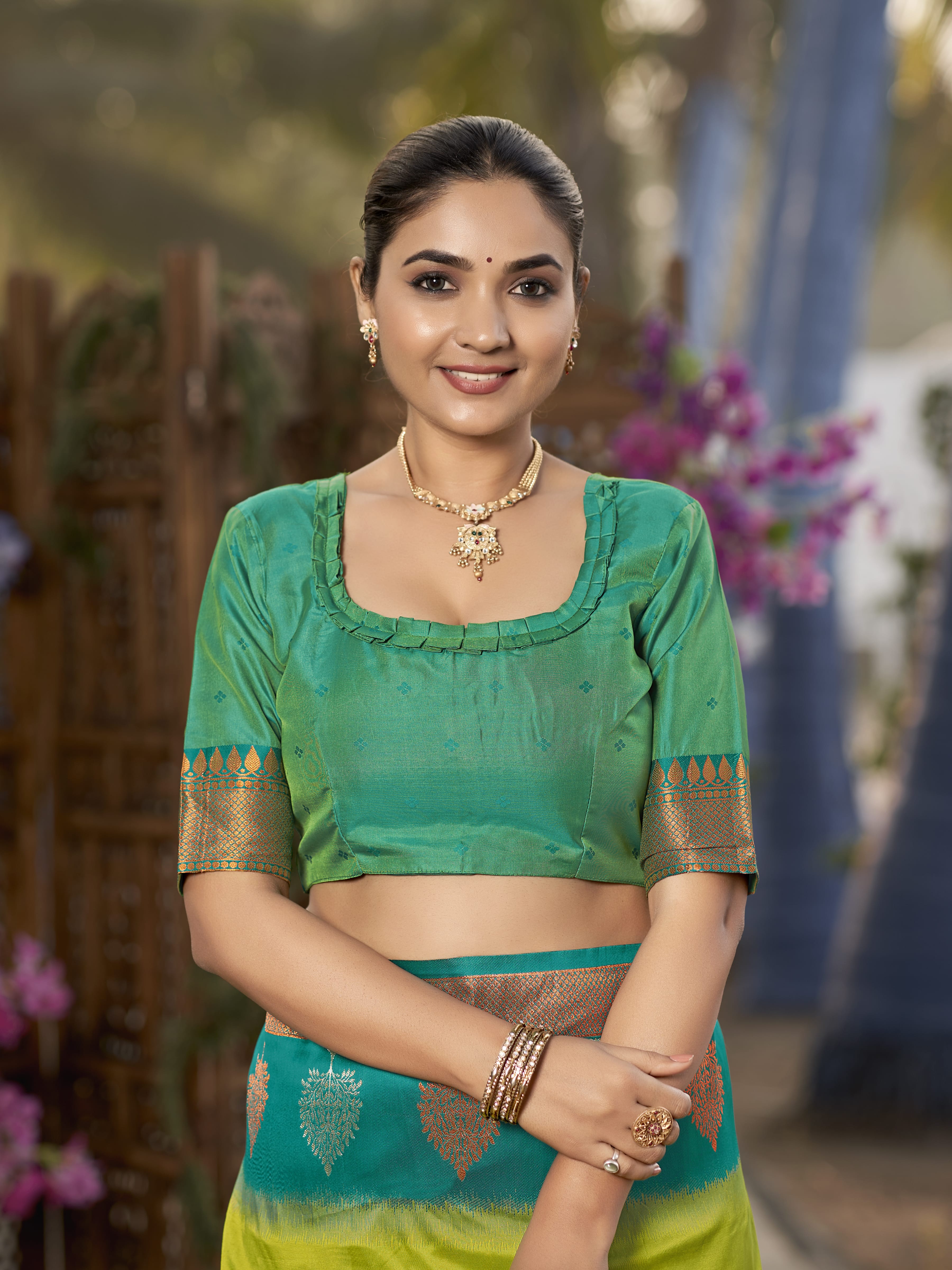 MANOHARI Banarasi Silk Blend Jacquard Work Saree - Green - Dista