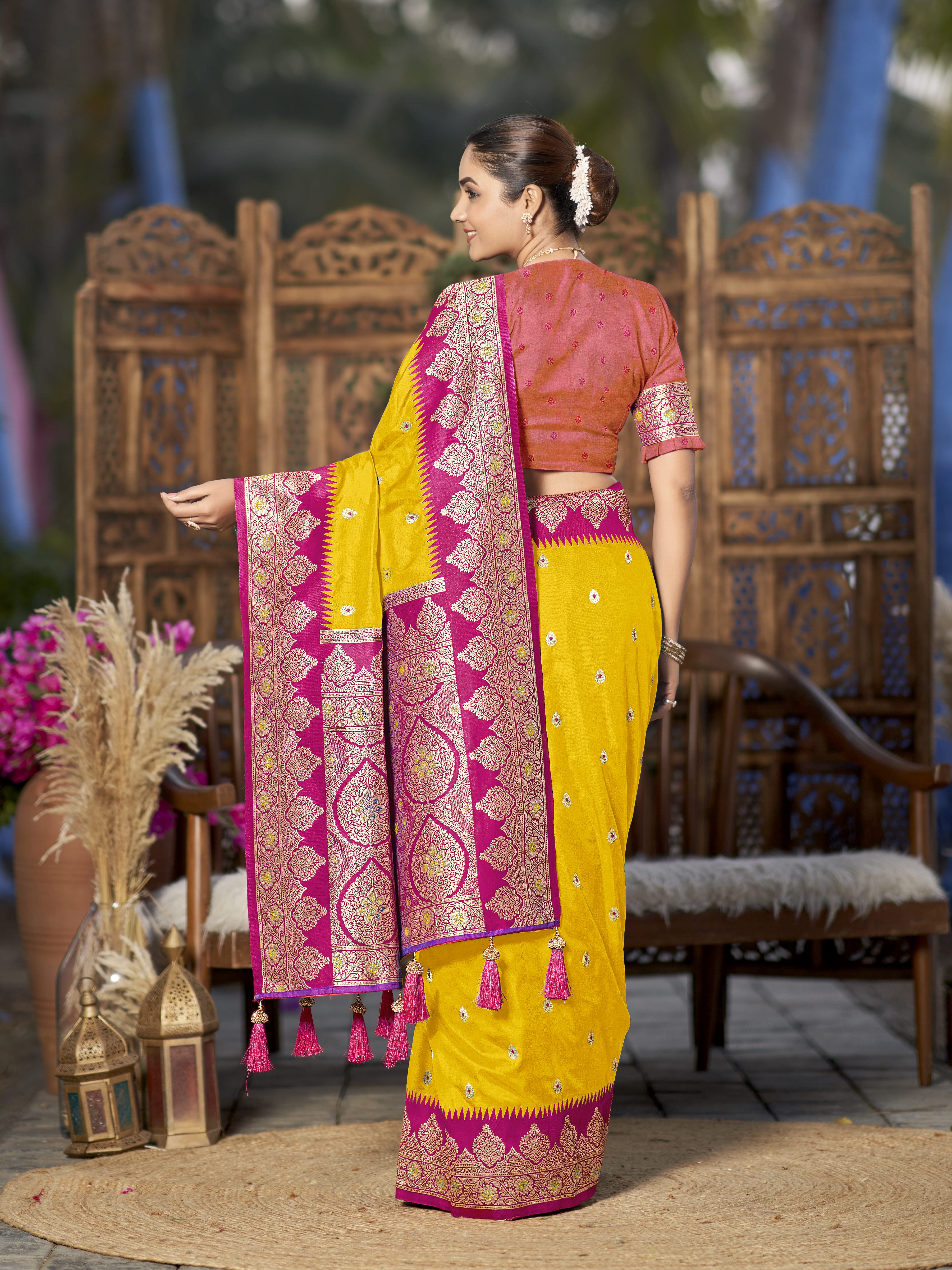 MANOHARI Banarasi Silk Blend Jacquard Work Saree - Yellow - Dista