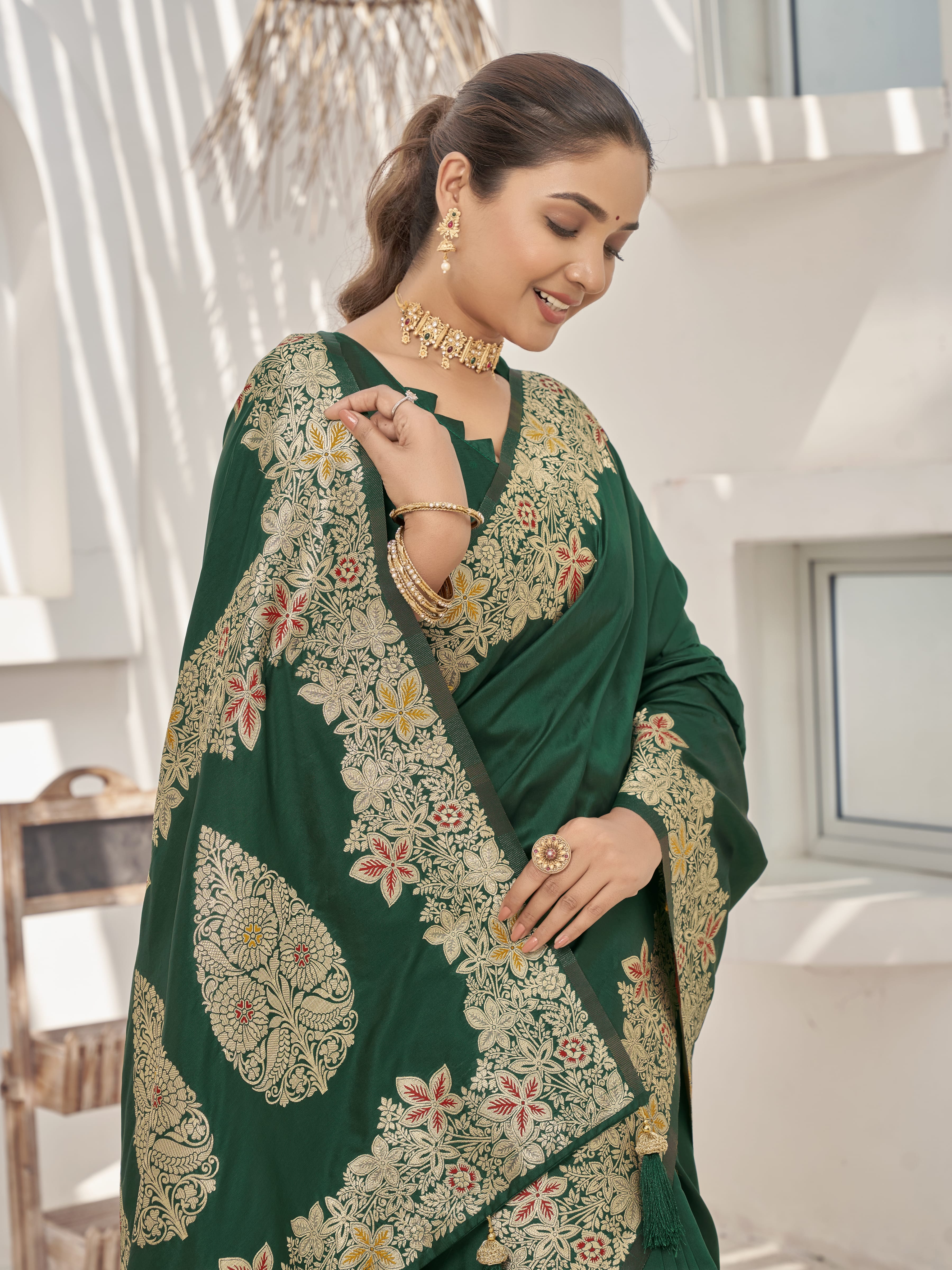 MANOHARI Banarasi Silk Blend Jacquard Work Saree - Green - Dista