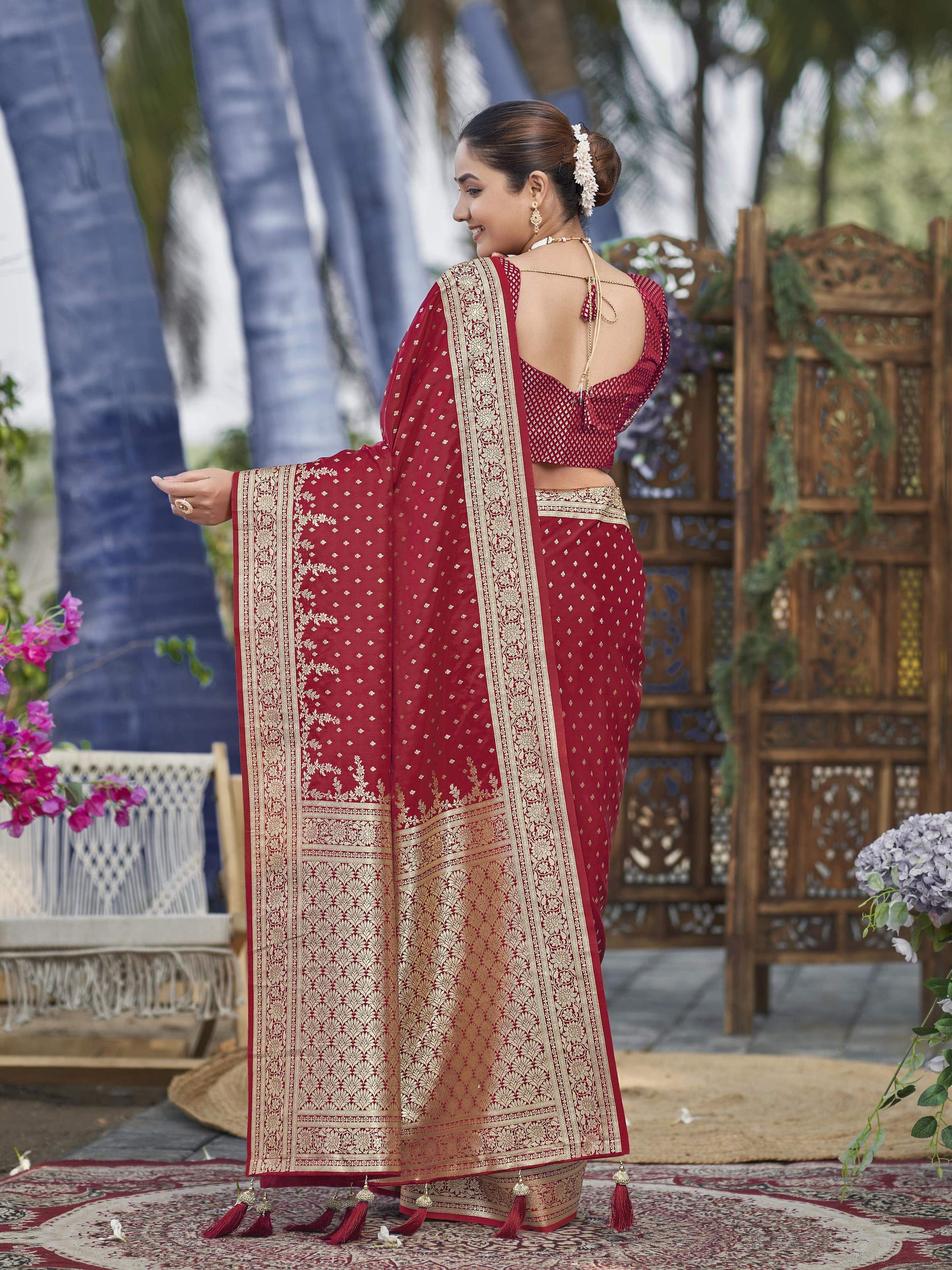 MANOHARI Banarasi Silk Blend Jacquard Work Saree - Red - Dista