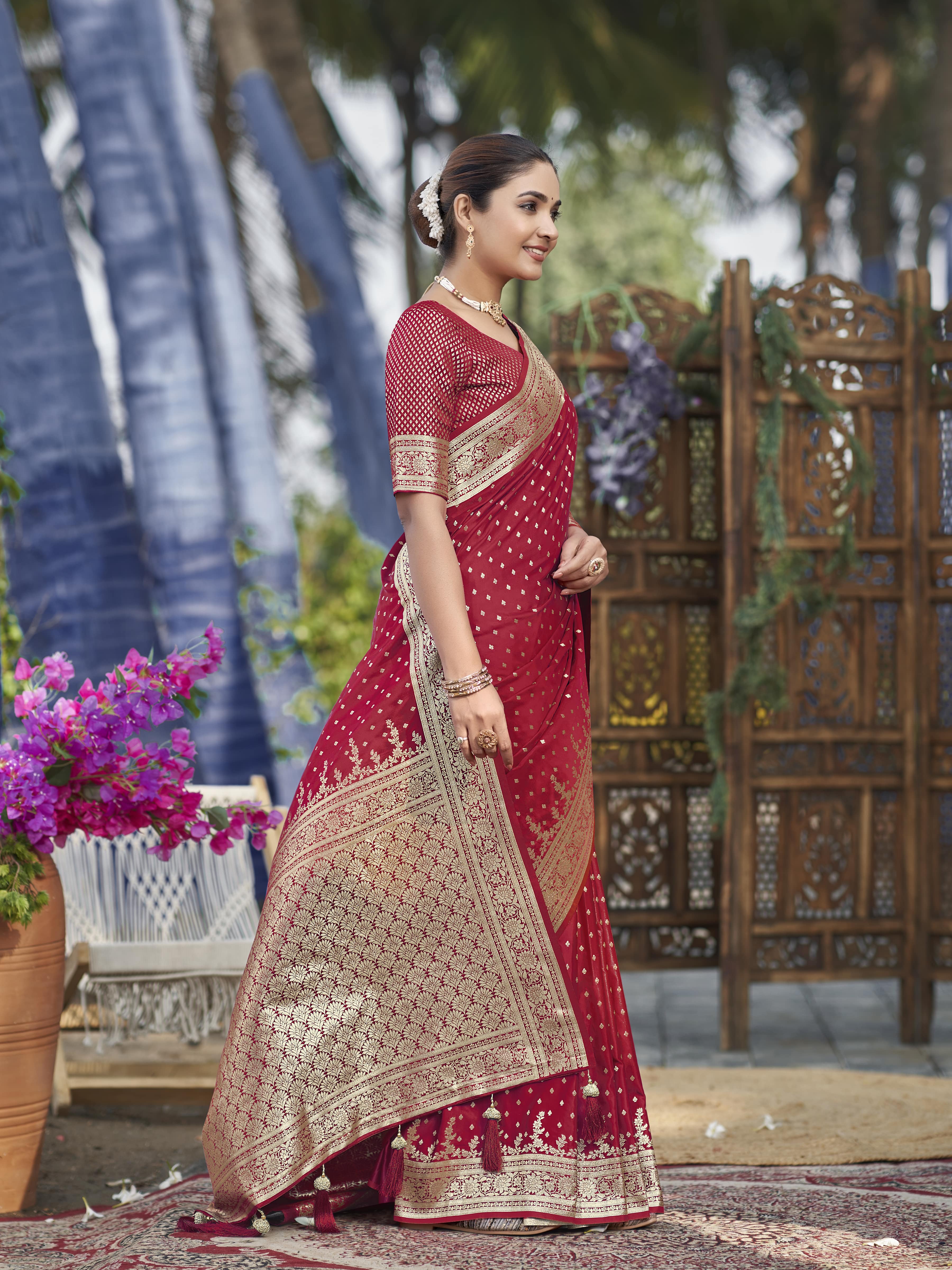 MANOHARI Banarasi Silk Blend Jacquard Work Saree - Red - Dista