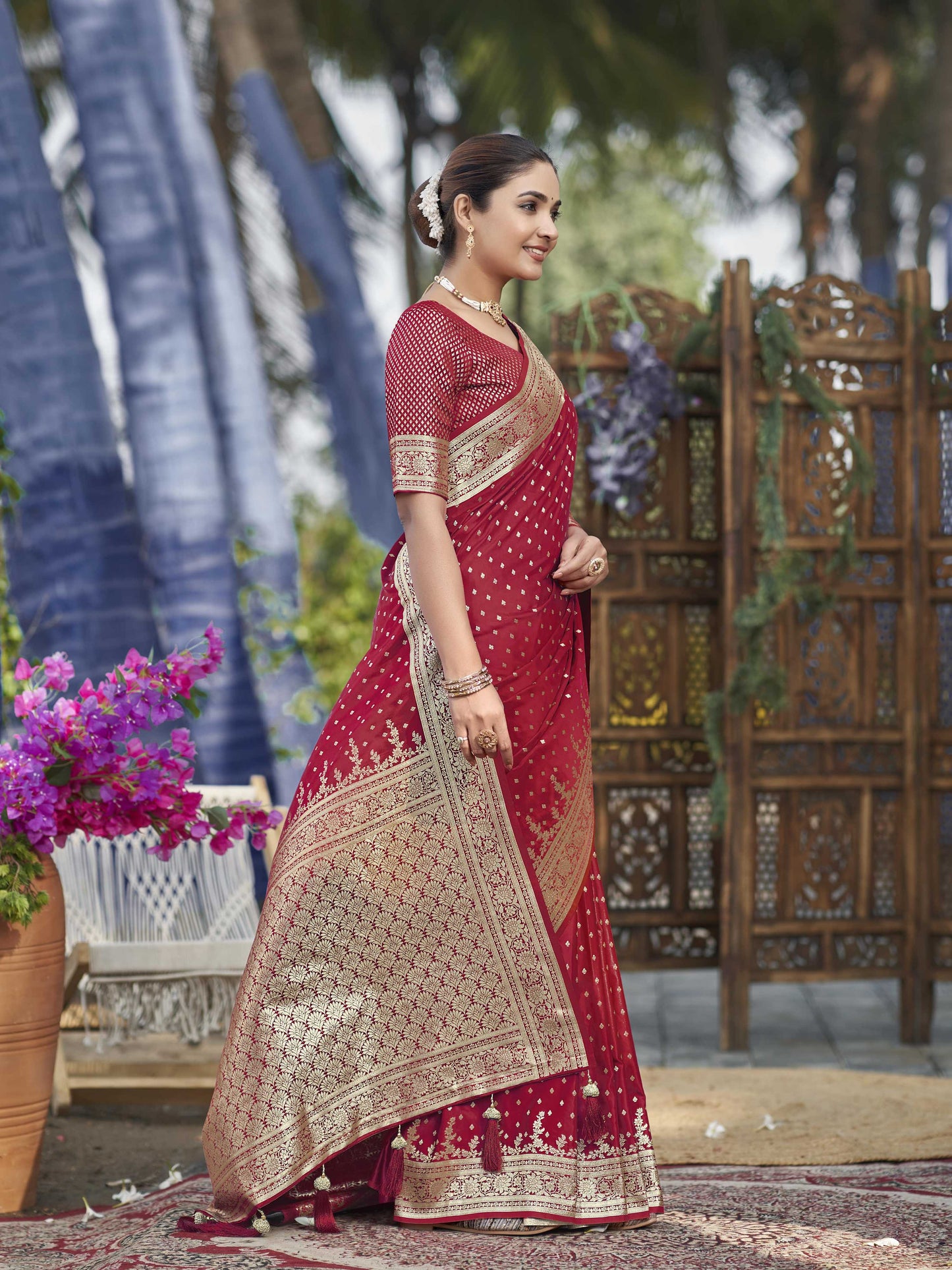 MANOHARI Banarasi Silk Blend Jacquard Work Saree - Red - Dista