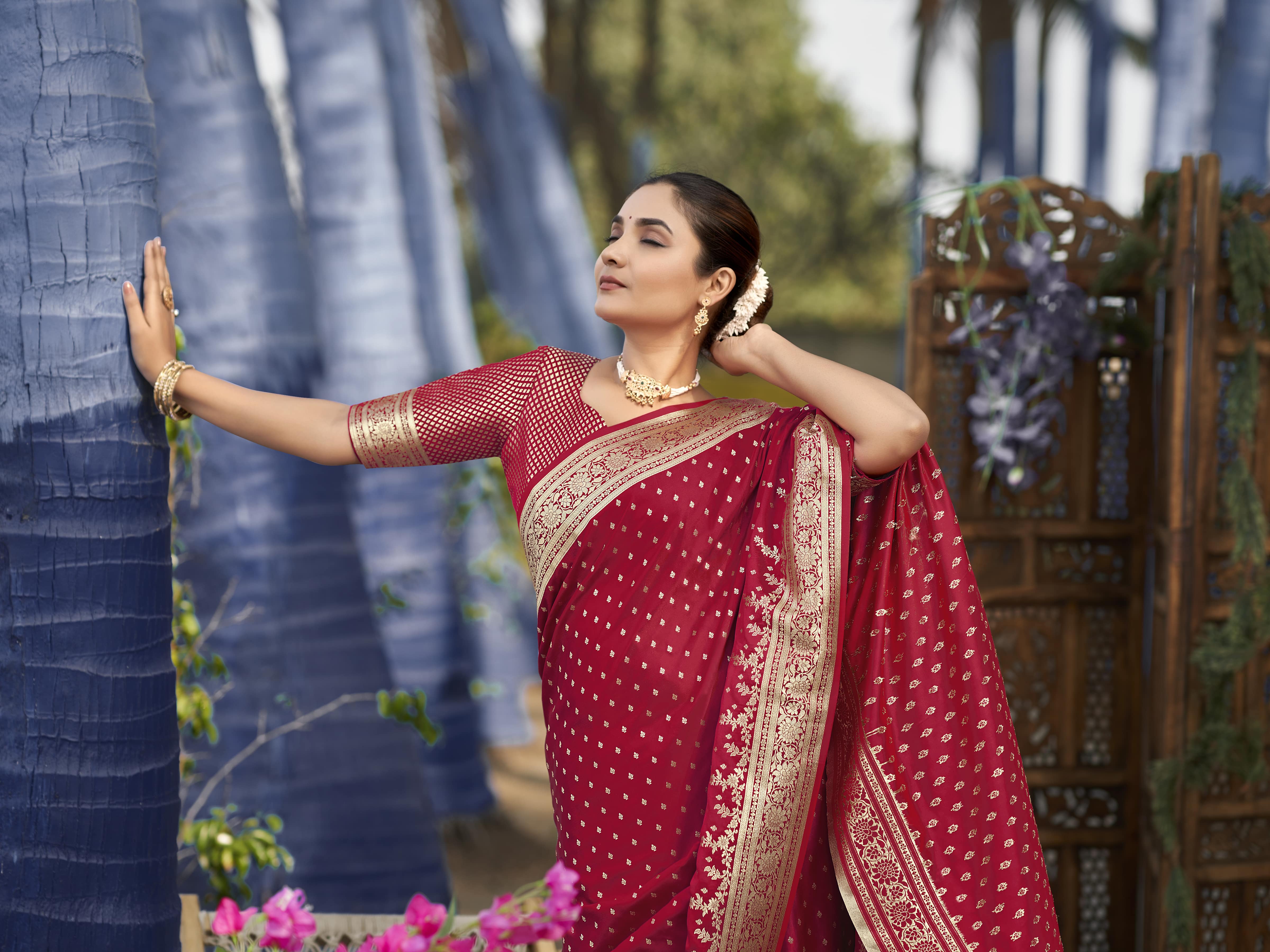 MANOHARI Banarasi Silk Blend Jacquard Work Saree - Red - Dista