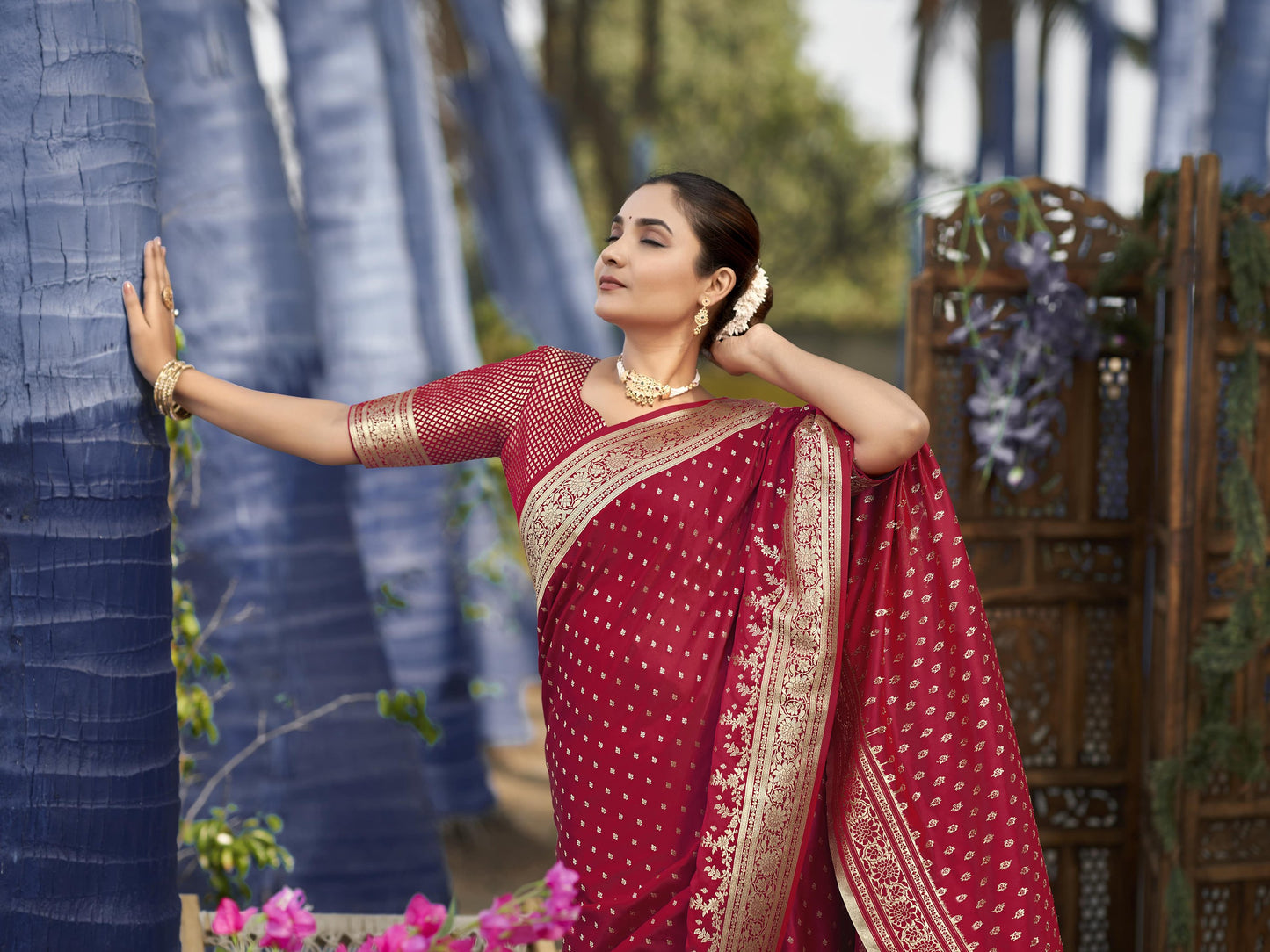 MANOHARI Banarasi Silk Blend Jacquard Work Saree - Red - Dista