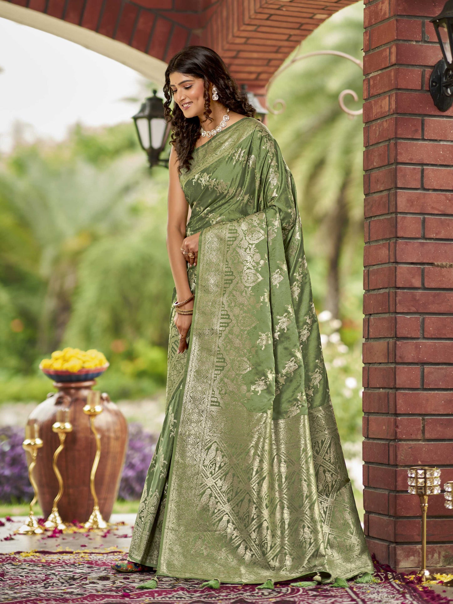 MANOHARI Banarasi Silk Blend Jacquard Work Saree - Green - Dista