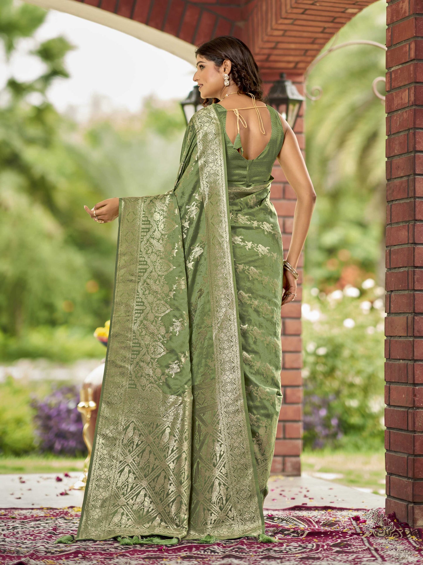 MANOHARI Banarasi Silk Blend Jacquard Work Saree - Green - Dista